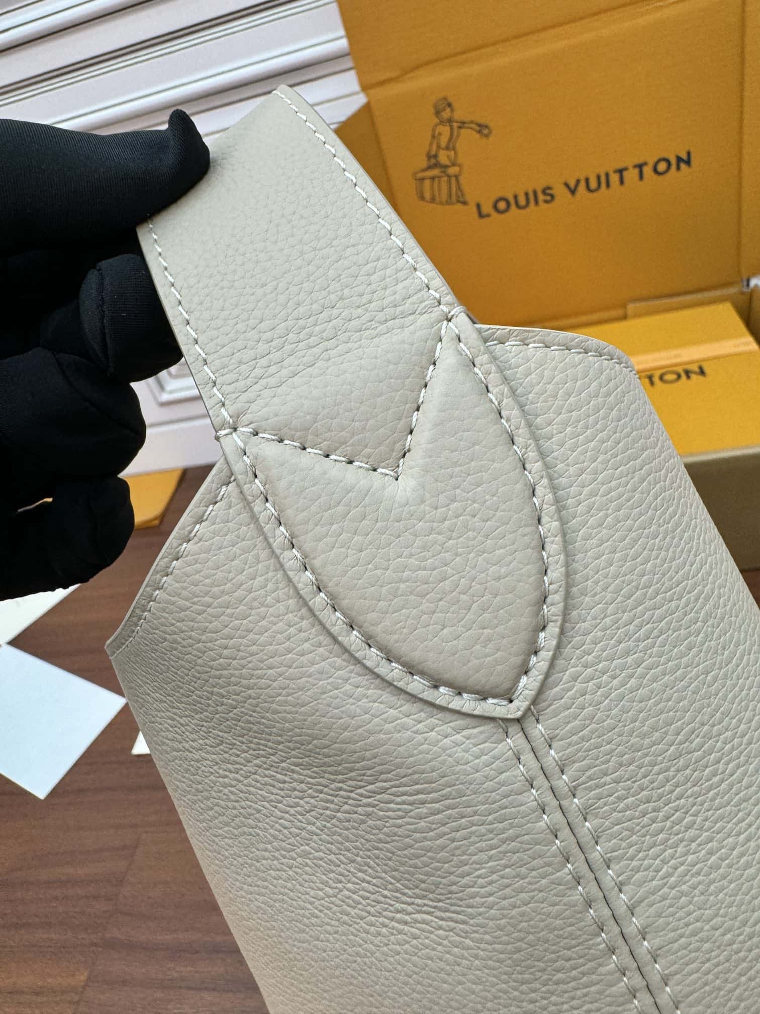 LV M25022 LOW KEY HOBO 中號手袋-頂級1:1精品高仿包包香港台灣批發價格推薦微信哪裡買