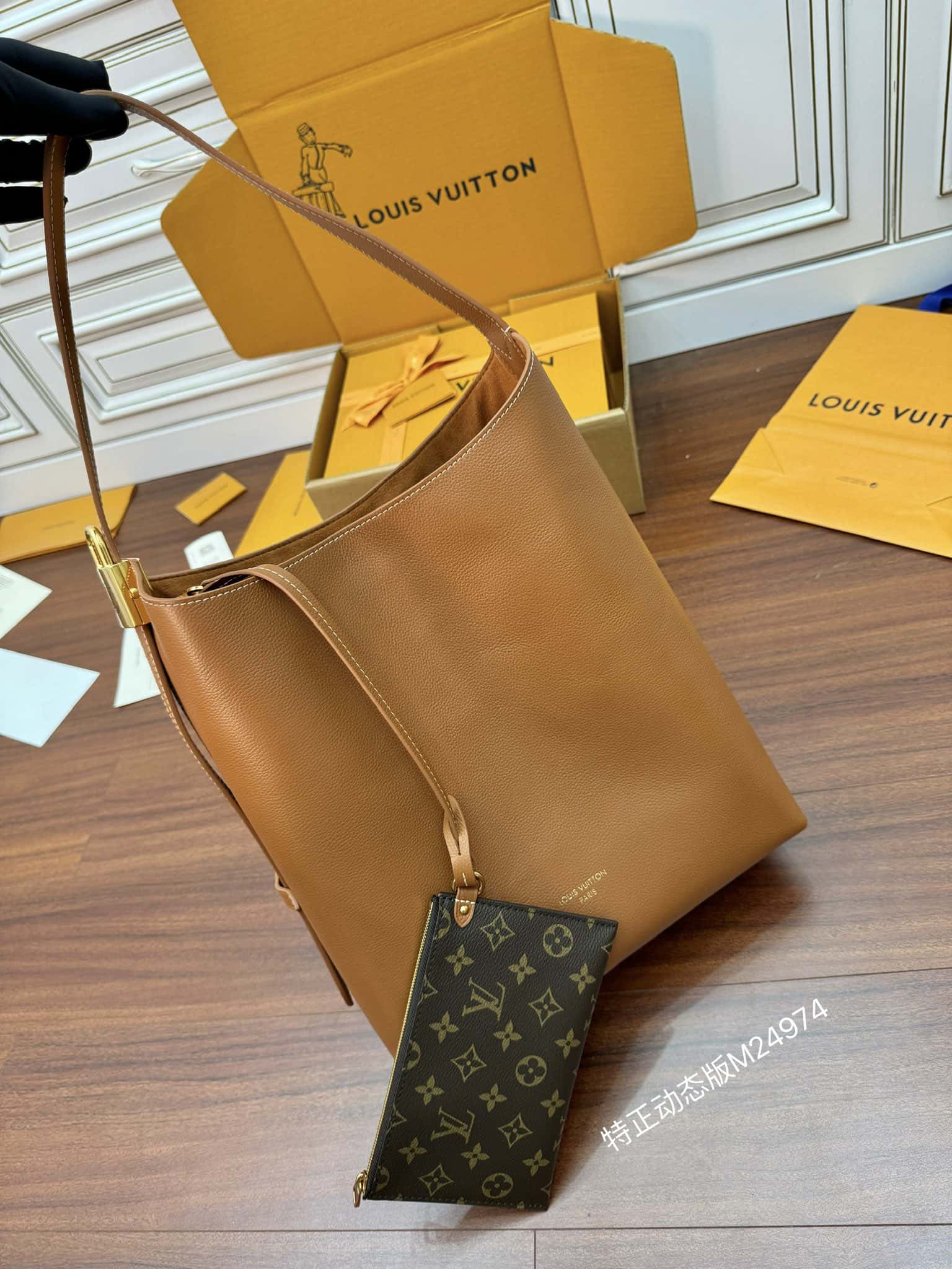 LV M24974 LOW KEY HOBO 中號手袋-頂級1:1精品高仿包包香港台灣批發價格推薦微信哪裡買