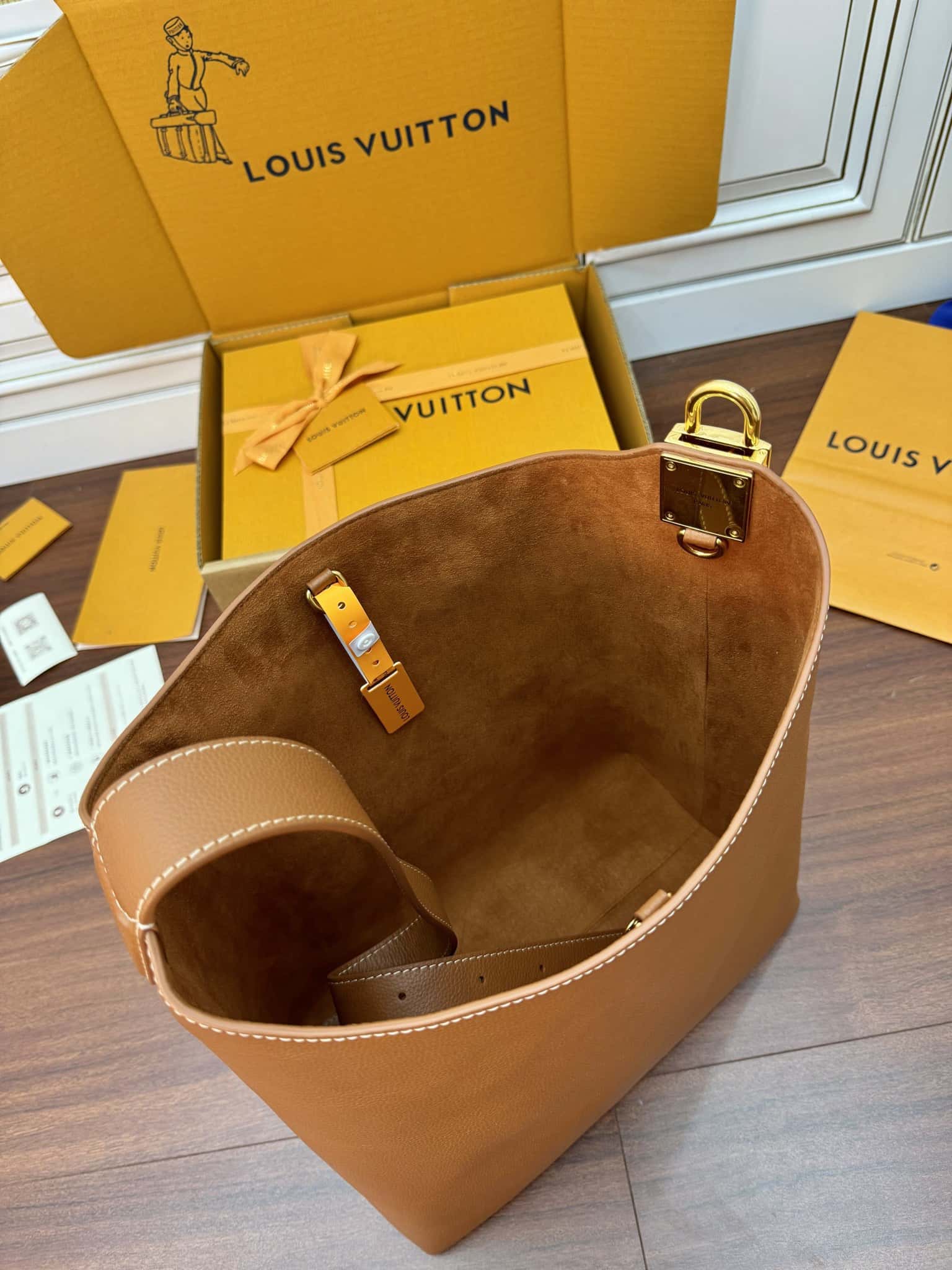 LV M24974 LOW KEY HOBO 中號手袋-頂級1:1精品高仿包包香港台灣批發價格推薦微信哪裡買