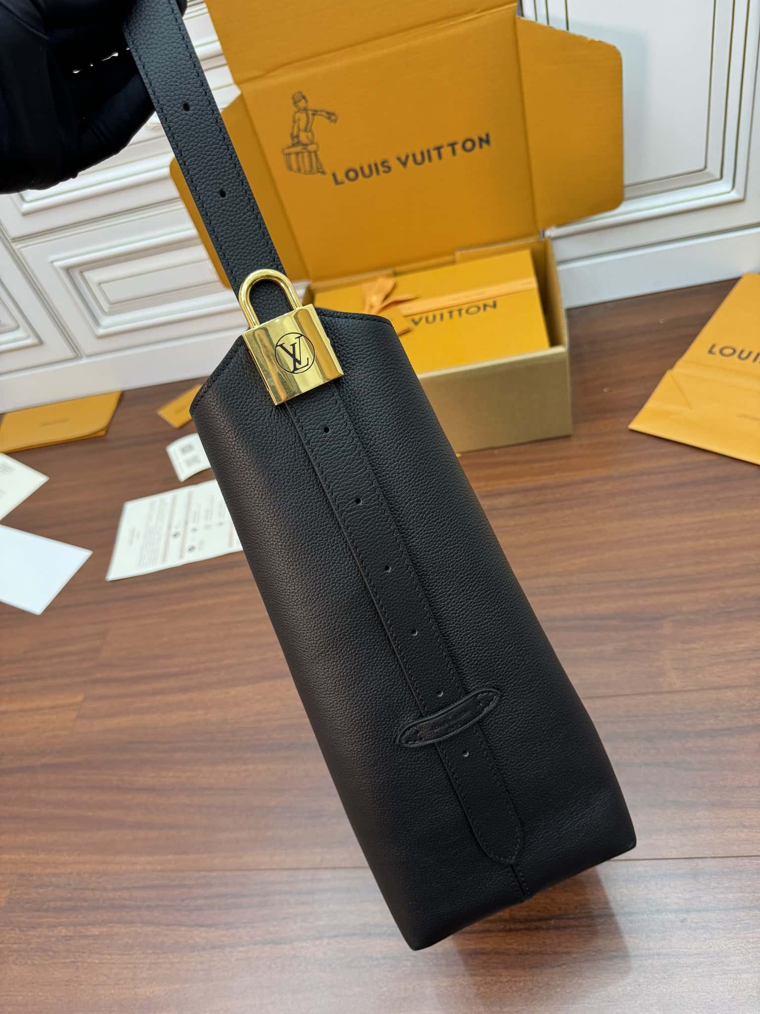 LV M24856 LOW KEY HOBO 中號手袋-頂級1:1精品高仿包包香港台灣批發價格推薦微信哪裡買