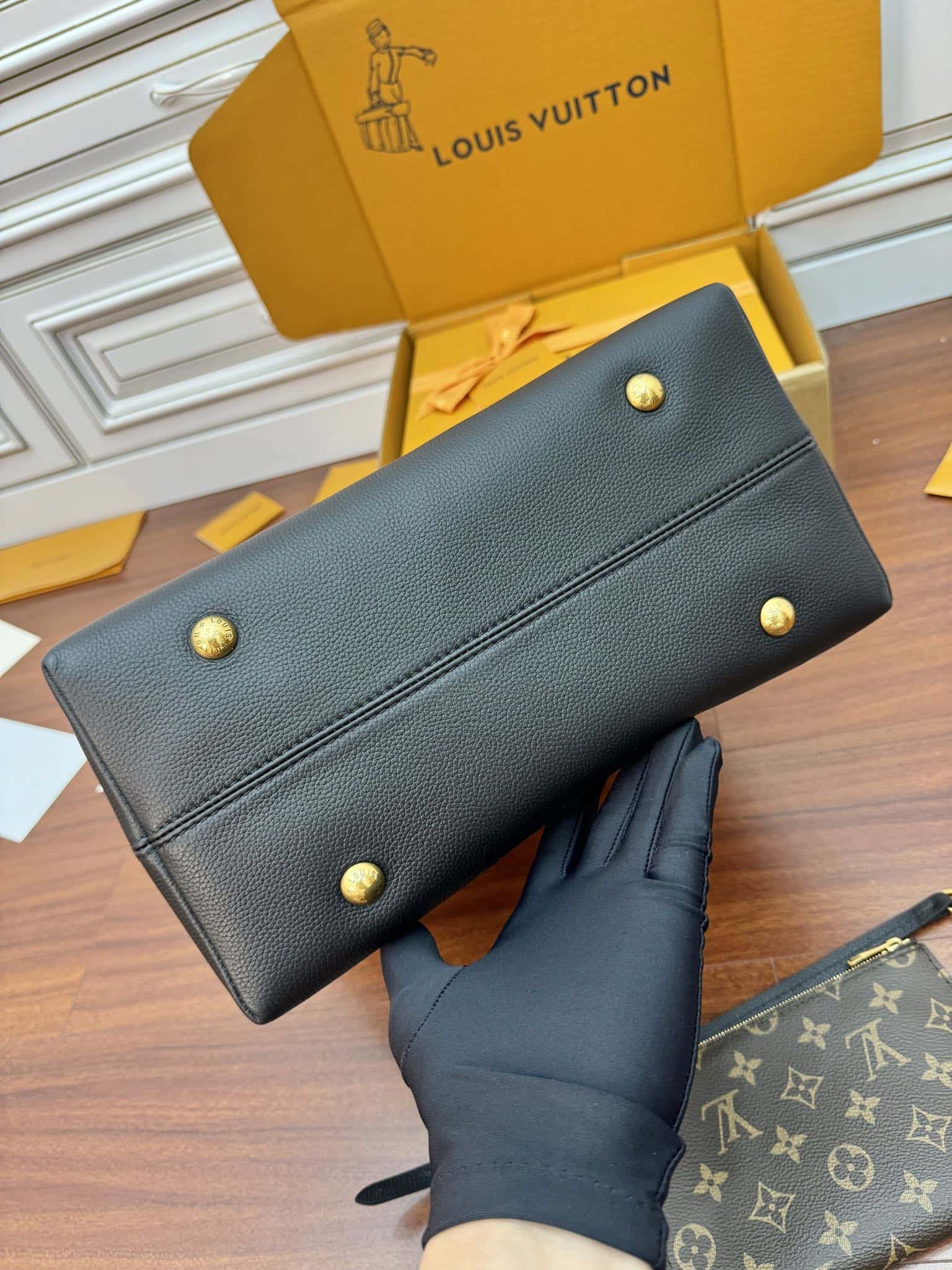 LV M24856 LOW KEY HOBO 中號手袋-頂級1:1精品高仿包包香港台灣批發價格推薦微信哪裡買