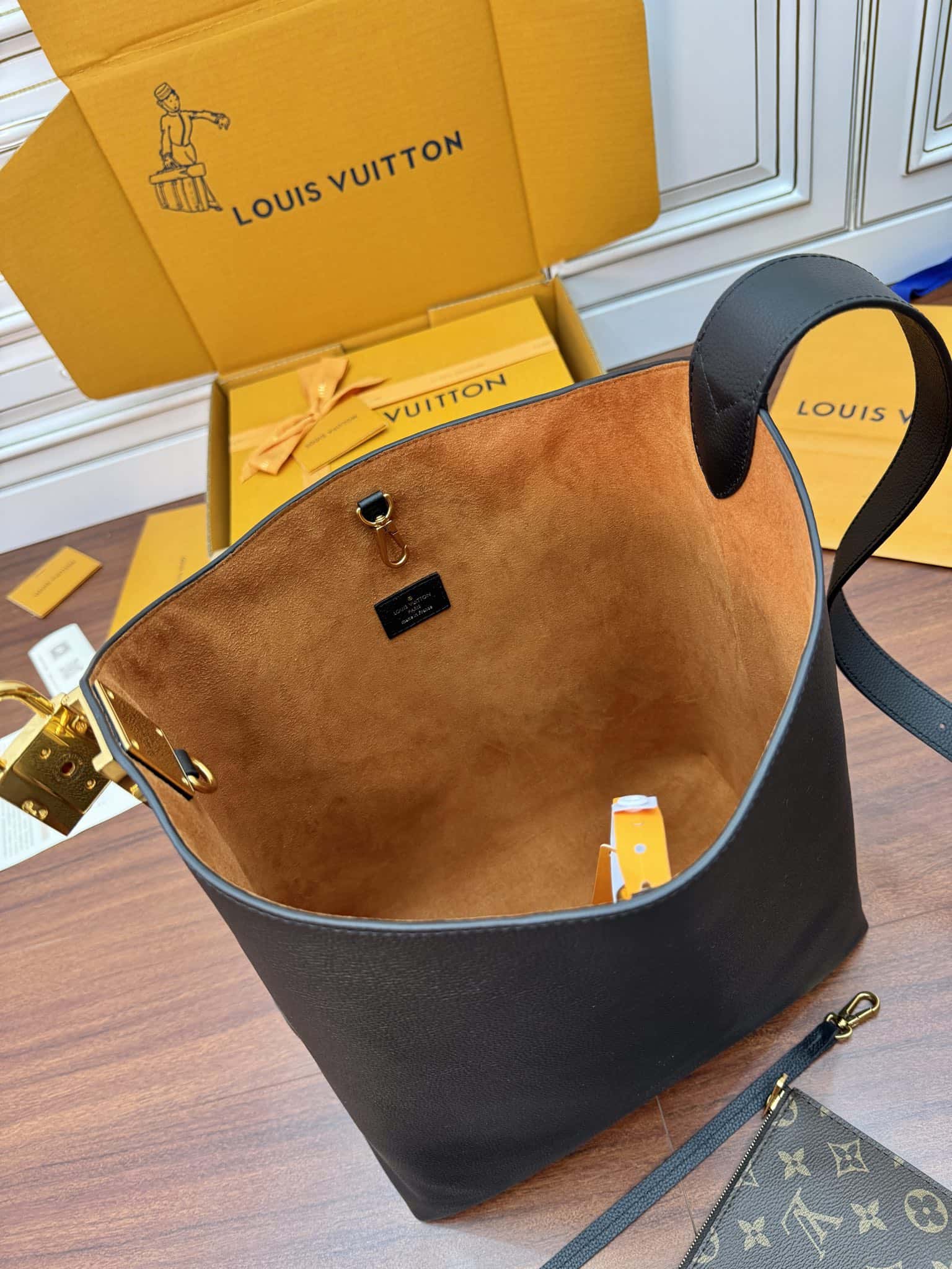 LV M24856 LOW KEY HOBO 中號手袋-頂級1:1精品高仿包包香港台灣批發價格推薦微信哪裡買