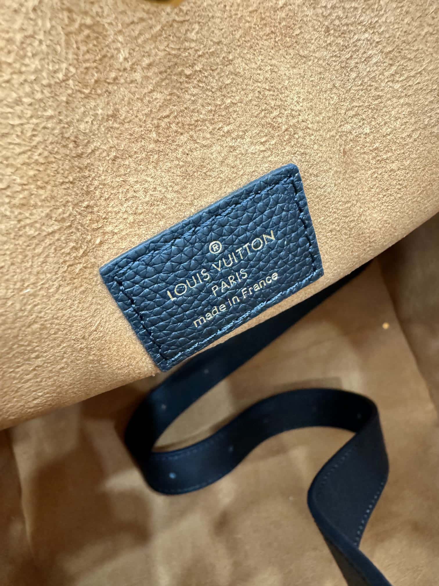 LV M24856 LOW KEY HOBO 中號手袋-頂級1:1精品高仿包包香港台灣批發價格推薦微信哪裡買