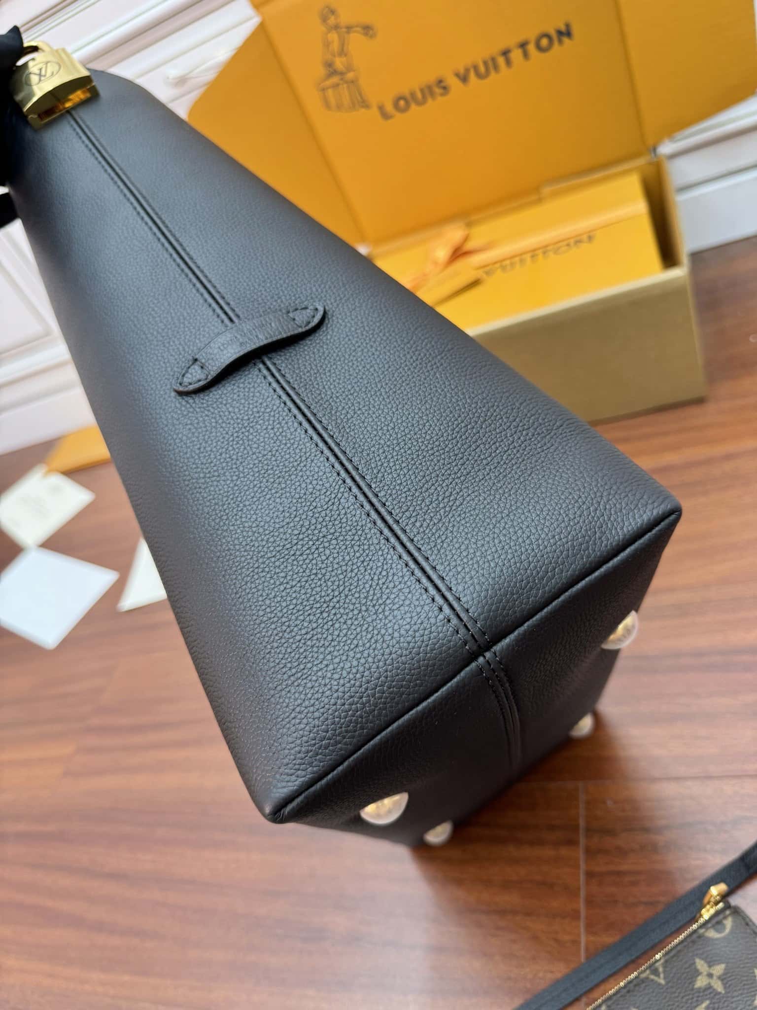 LV M24856 LOW KEY HOBO 中號手袋-頂級1:1精品高仿包包香港台灣批發價格推薦微信哪裡買