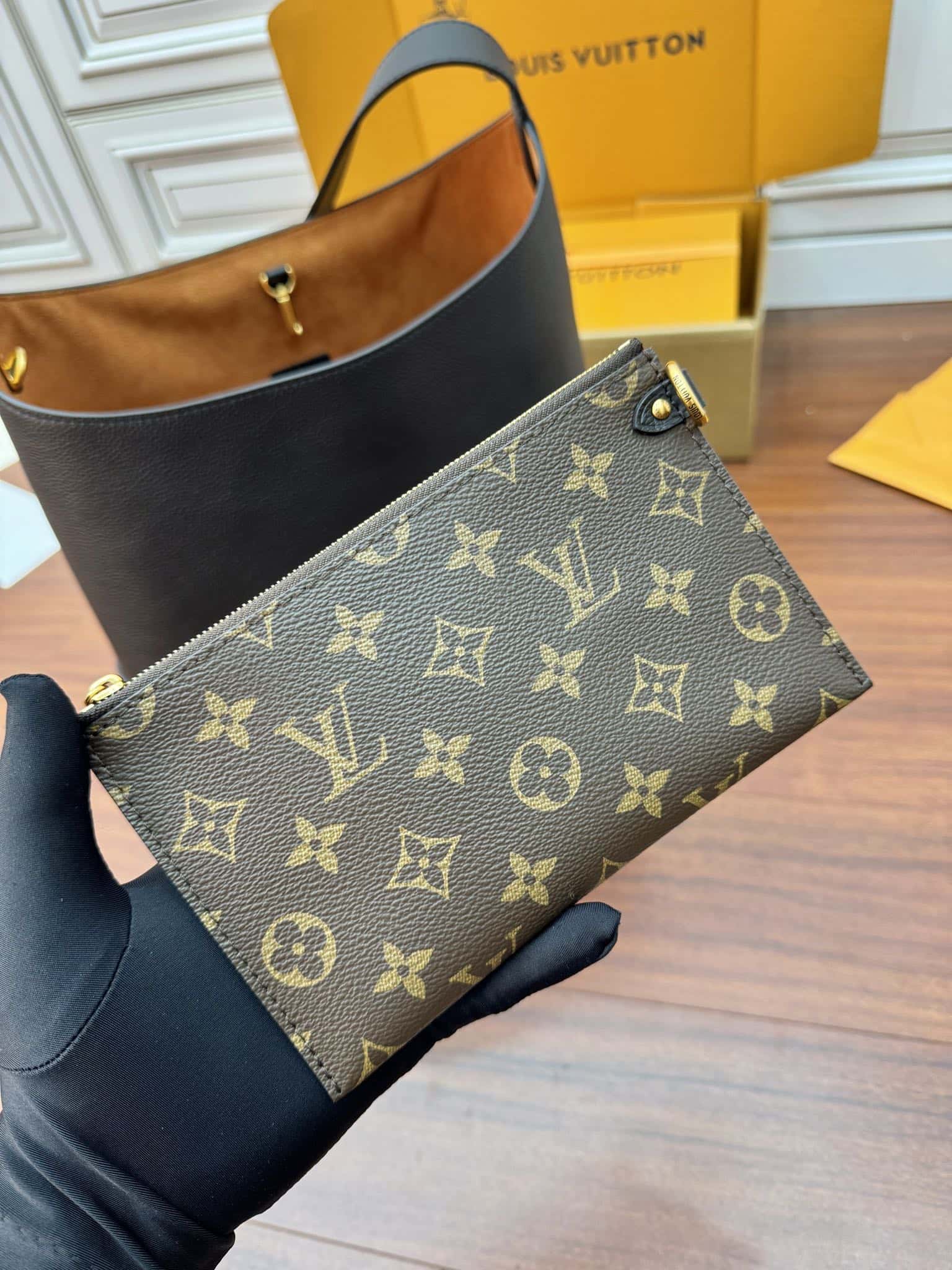 LV M24856 LOW KEY HOBO 中號手袋-頂級1:1精品高仿包包香港台灣批發價格推薦微信哪裡買