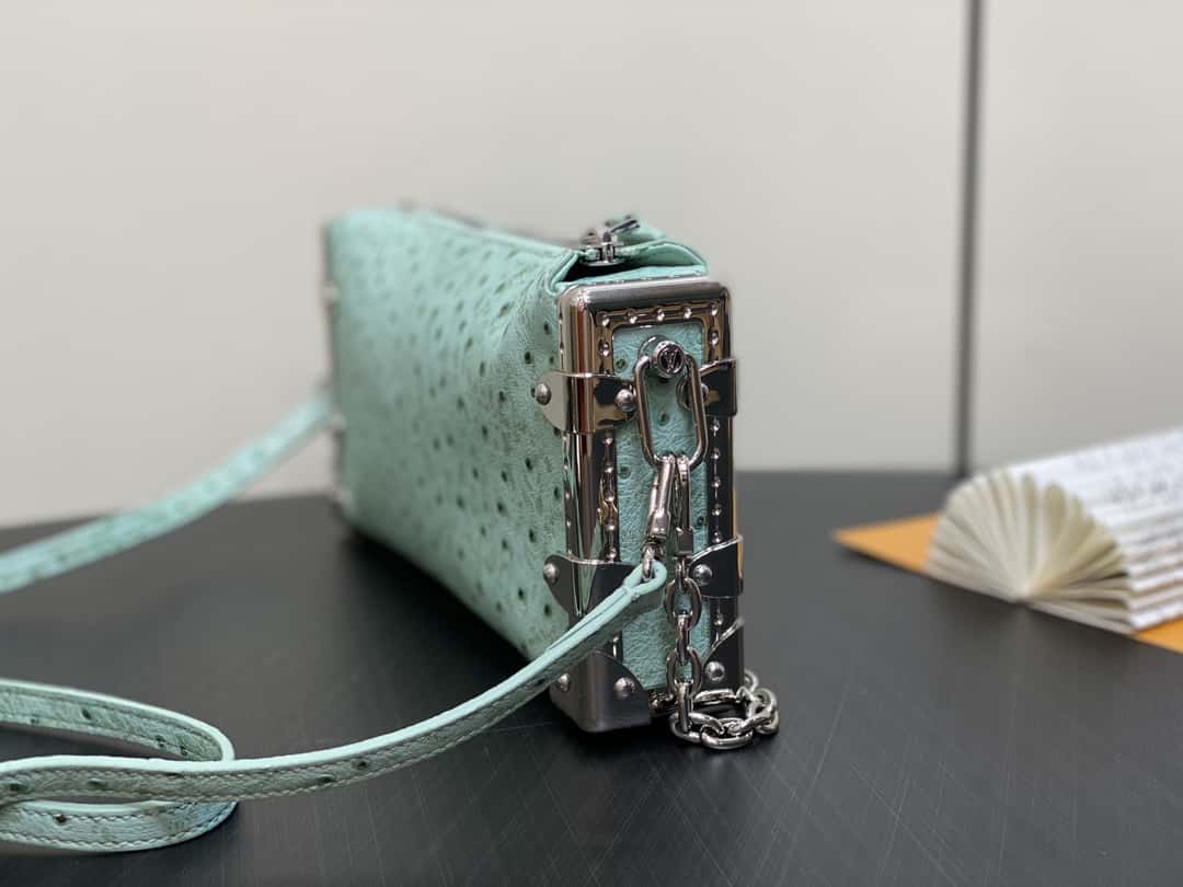 【原單精品】M25445淺綠色鴕鳥紋全皮 軟盒子系列 SLIM TRUNK 手袋-頂級1:1精品高仿包包香港台灣批發價格推薦微信哪裡買