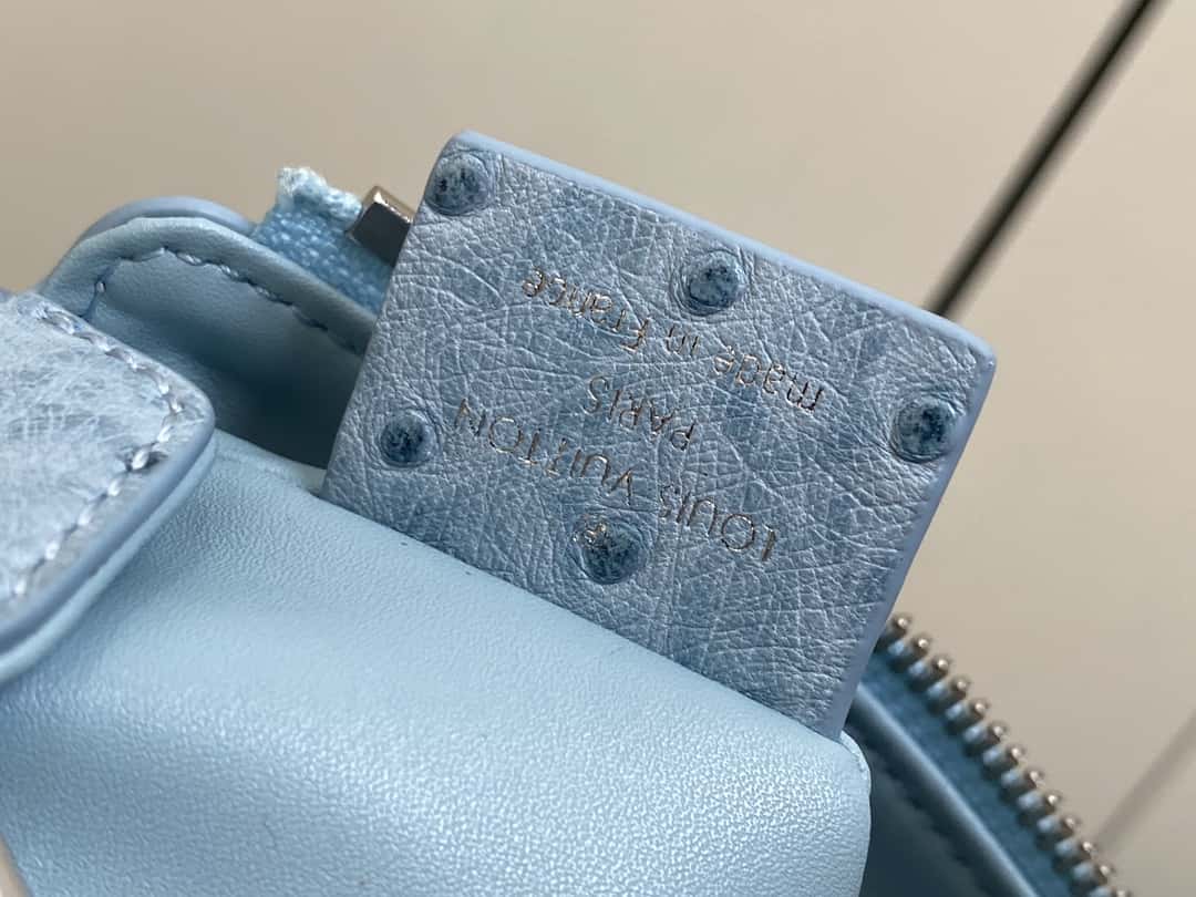 【原單精品】M25445天藍色鴕鳥紋全皮 軟盒子系列 SLIM TRUNK 手袋-頂級1:1精品高仿包包香港台灣批發價格推薦微信哪裡買