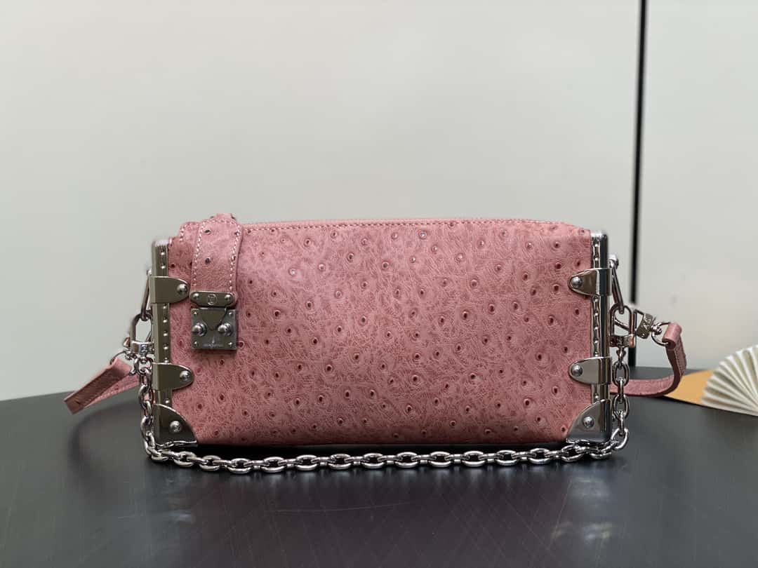 【原單精品】M25445粉色鴕鳥紋全皮 軟盒子系列 SLIM TRUNK 手袋-頂級1:1精品高仿包包香港台灣批發價格推薦微信哪裡買