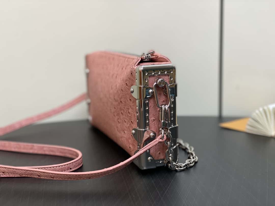 【原單精品】M25445粉色鴕鳥紋全皮 軟盒子系列 SLIM TRUNK 手袋-頂級1:1精品高仿包包香港台灣批發價格推薦微信哪裡買