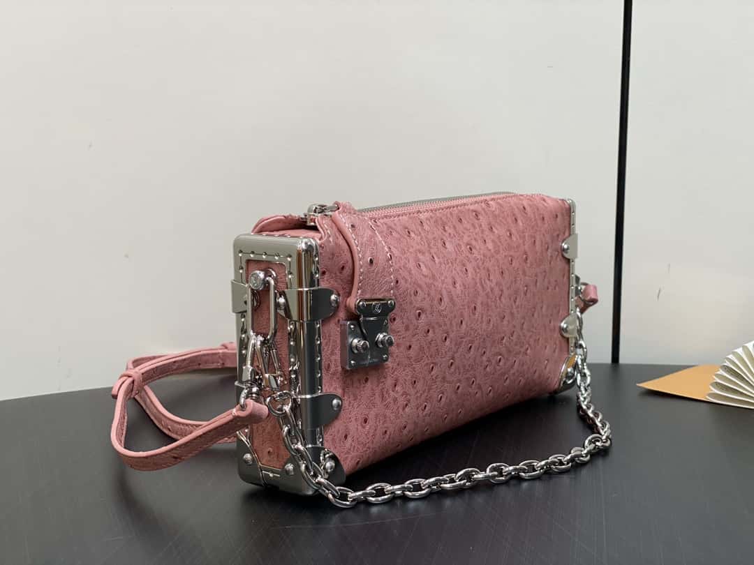 【原單精品】M25445粉色鴕鳥紋全皮 軟盒子系列 SLIM TRUNK 手袋-頂級1:1精品高仿包包香港台灣批發價格推薦微信哪裡買