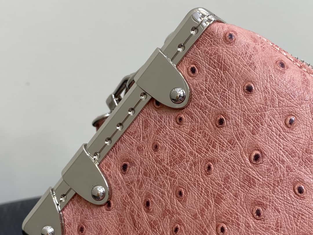 【原單精品】M25445粉色鴕鳥紋全皮 軟盒子系列 SLIM TRUNK 手袋-頂級1:1精品高仿包包香港台灣批發價格推薦微信哪裡買