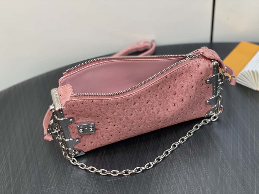 【原單精品】M25445粉色鴕鳥紋全皮 軟盒子系列 SLIM TRUNK 手袋-頂級1:1精品高仿包包香港台灣批發價格推薦微信哪裡買
