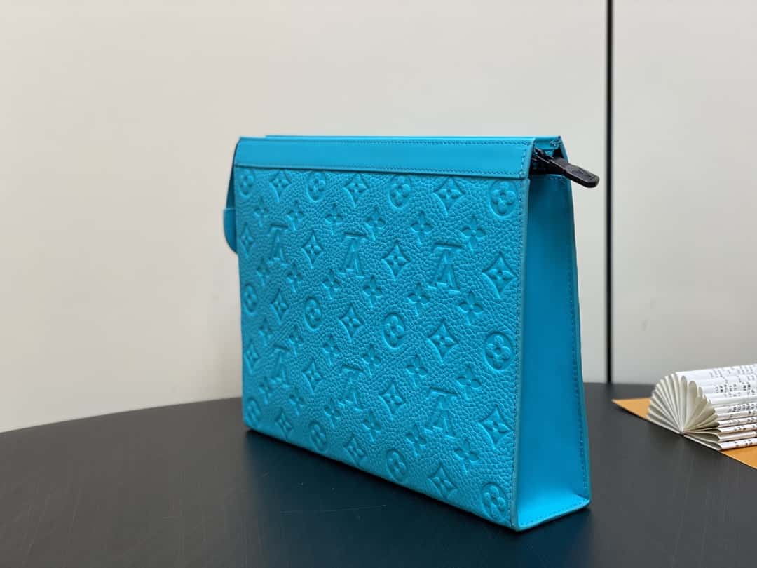 【原單精品】M11466藍色全皮壓花 手包手拿包系列 當季新款POCHETTE VOYAGE Ms中號手拿包-頂級1:1精品高仿包包香港台灣批發價格推薦微信哪裡買