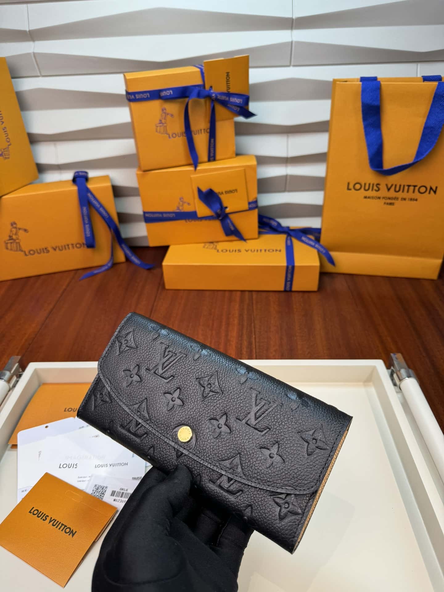 LV Emilie Wallet M62369特級錢夾-頂級1:1精品高仿包包香港台灣批發價格推薦微信哪裡買