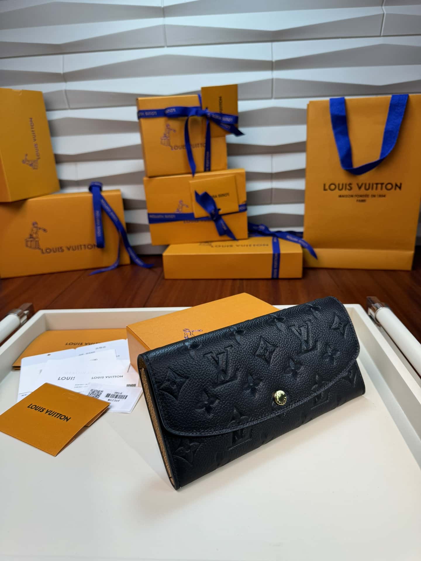 LV Emilie Wallet M62369特級錢夾-頂級1:1精品高仿包包香港台灣批發價格推薦微信哪裡買