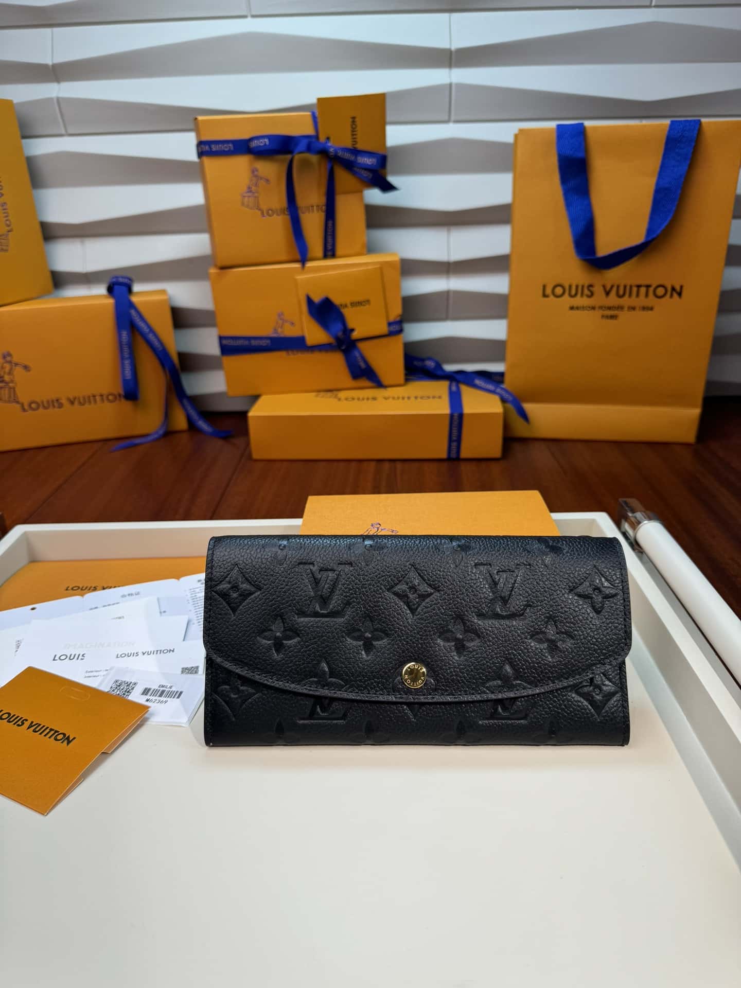 LV Emilie Wallet M62369特級錢夾-頂級1:1精品高仿包包香港台灣批發價格推薦微信哪裡買