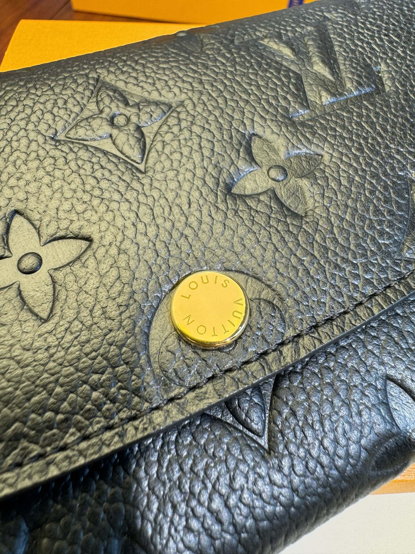 LV Emilie Wallet M62369特級錢夾-頂級1:1精品高仿包包香港台灣批發價格推薦微信哪裡買