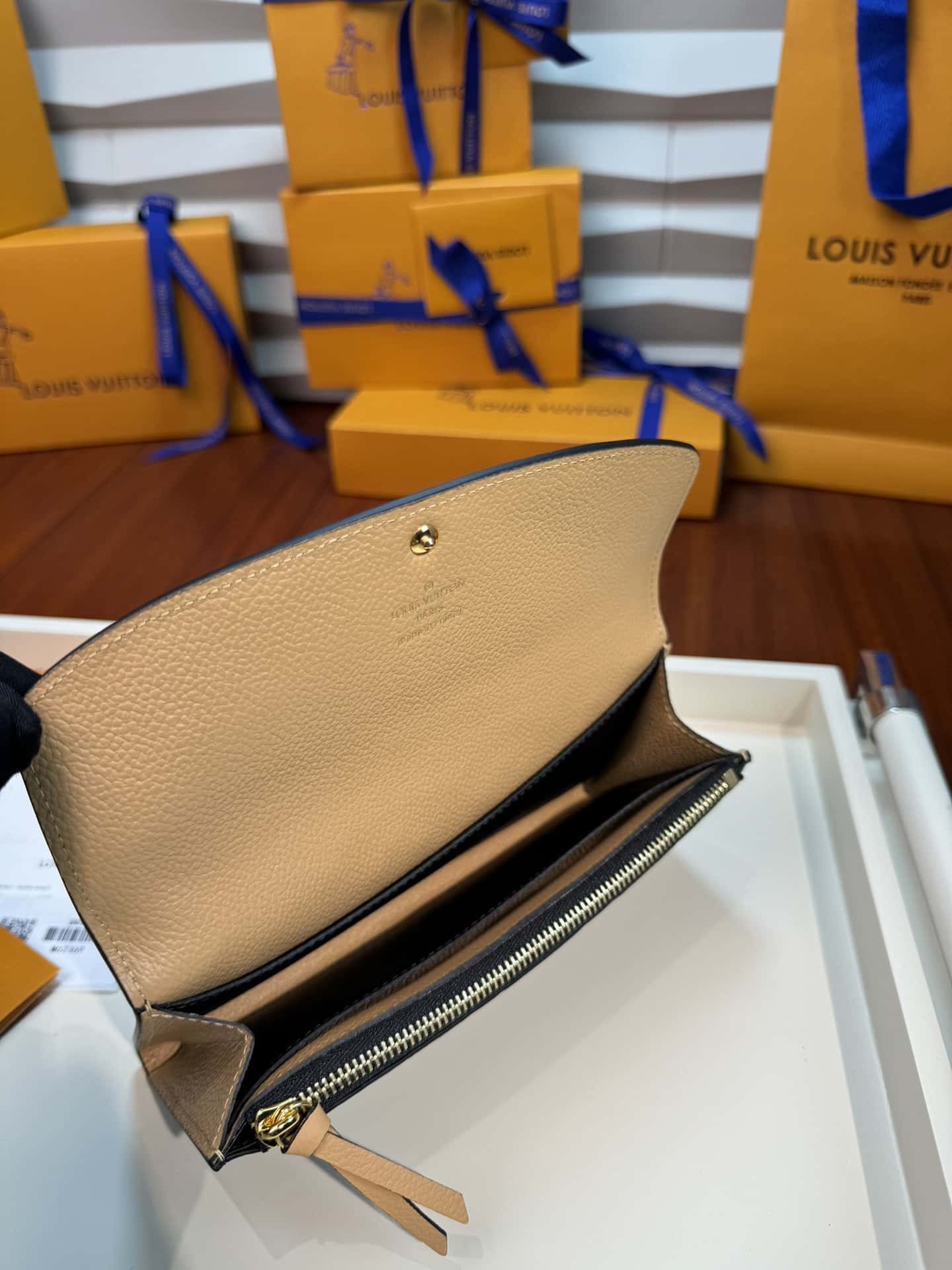 LV Emilie Wallet M62369特級錢夾-頂級1:1精品高仿包包香港台灣批發價格推薦微信哪裡買