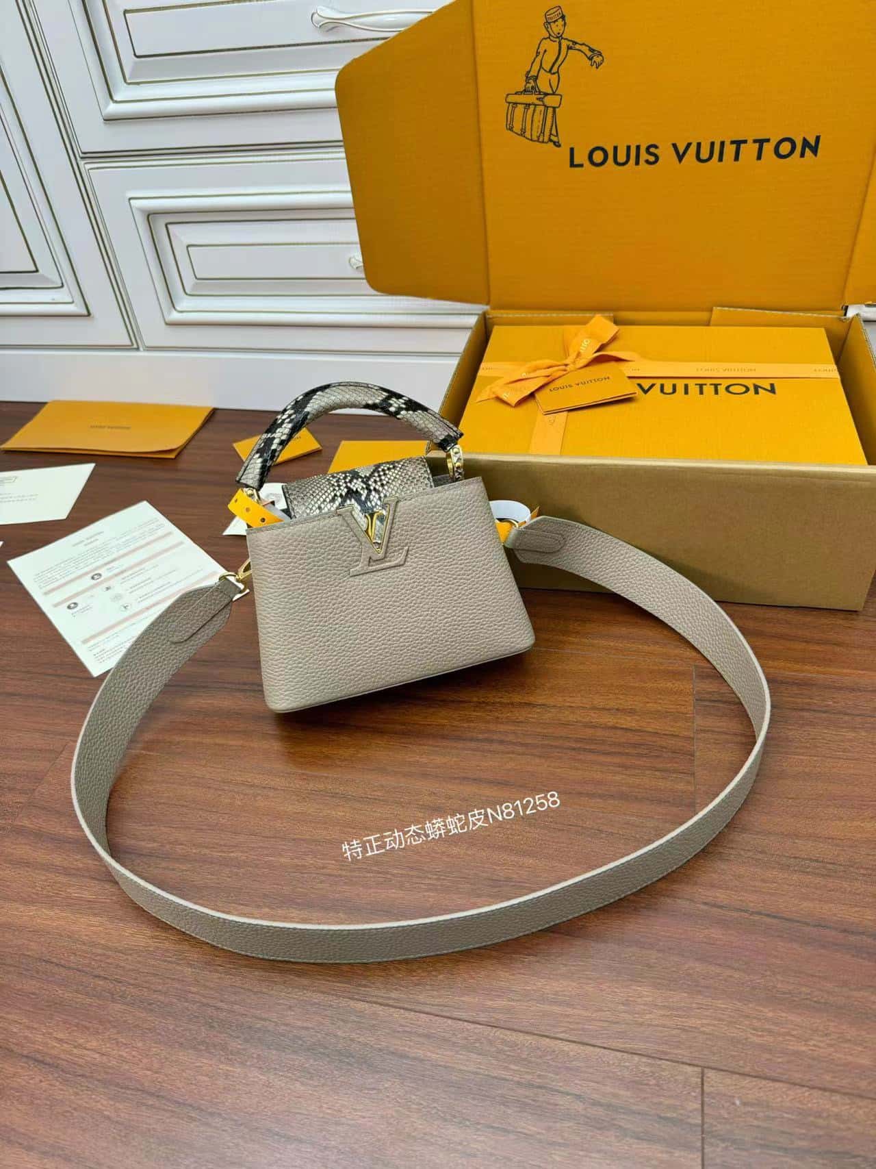 LV頂級高仿包 N81258蟒蛇皮特正版 CAPUCINES 迷妳手袋¥3,180.00-頂級1:1精品高仿包包香港台灣批發價格推薦微信哪裡買