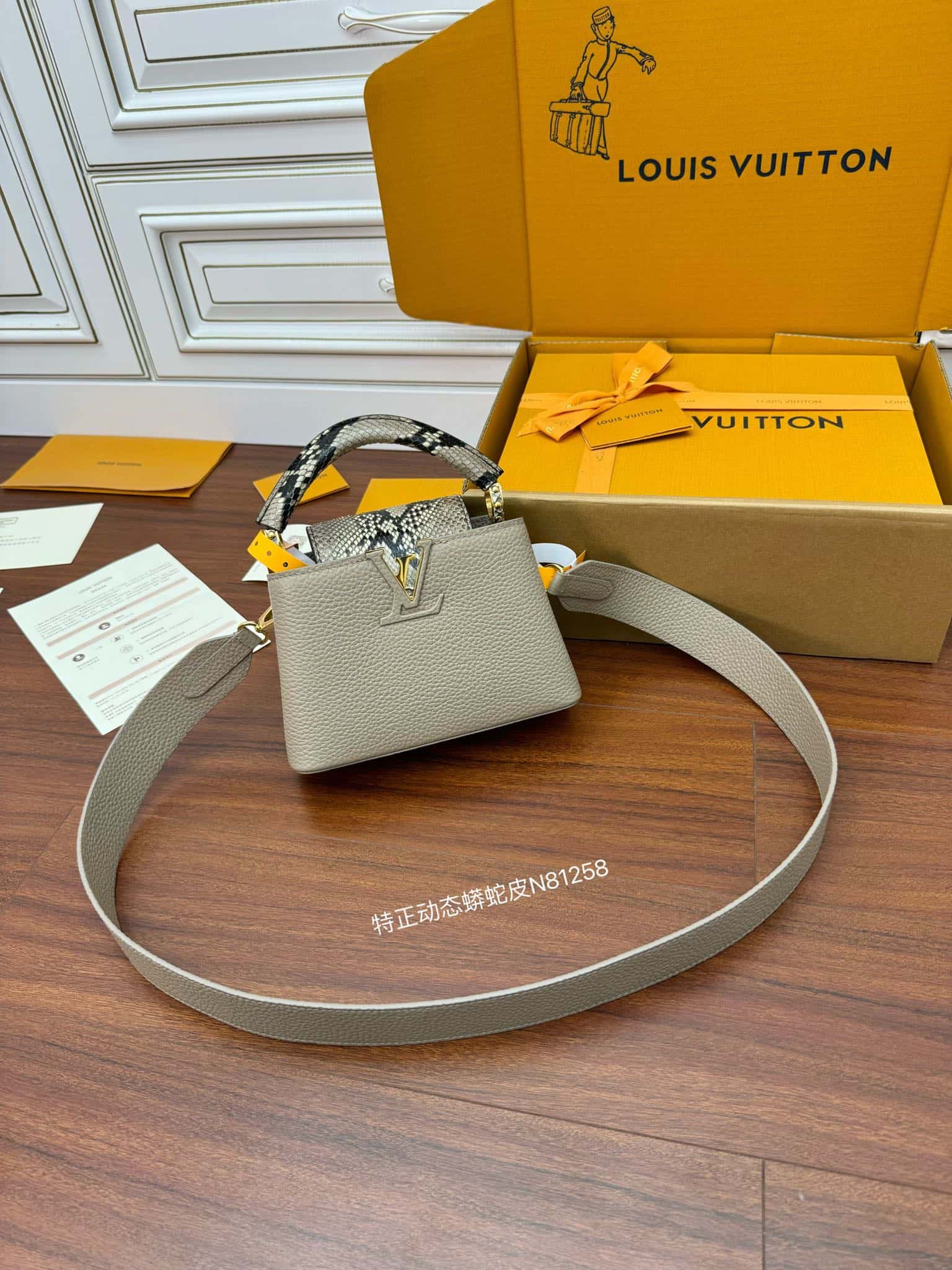 LV頂級高仿包 N81258蟒蛇皮特正版 CAPUCINES 迷妳手袋¥3,180.00-頂級1:1精品高仿包包香港台灣批發價格推薦微信哪裡買