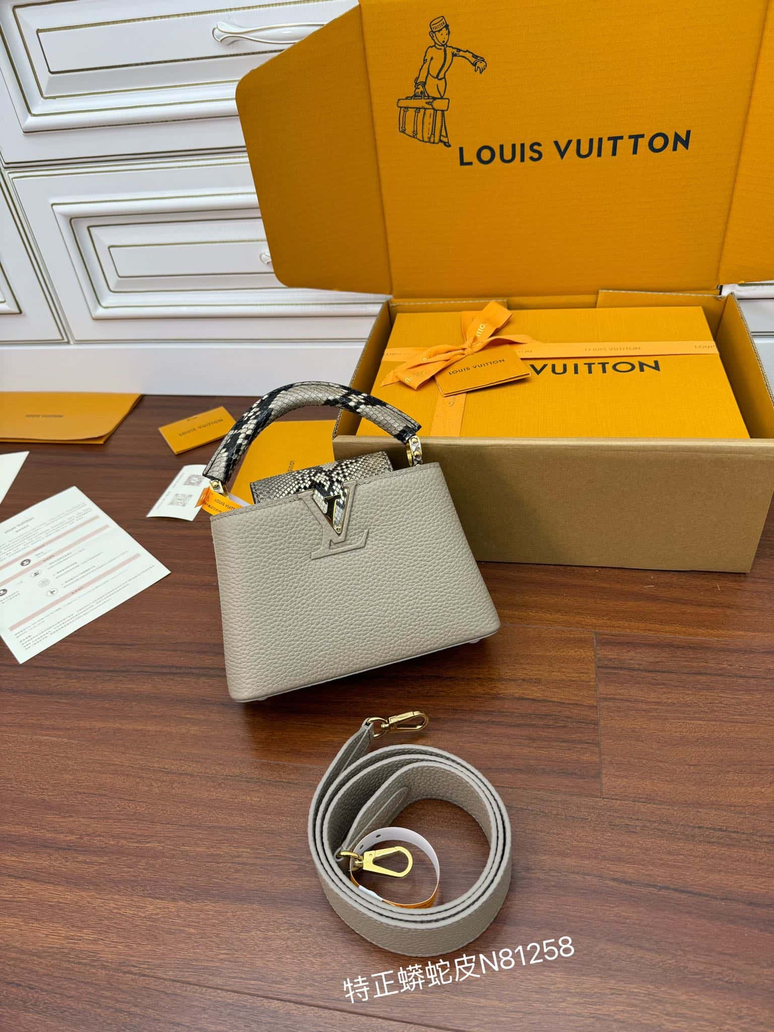 LV頂級高仿包 N81258蟒蛇皮特正版 CAPUCINES 迷妳手袋¥3,180.00-頂級1:1精品高仿包包香港台灣批發價格推薦微信哪裡買
