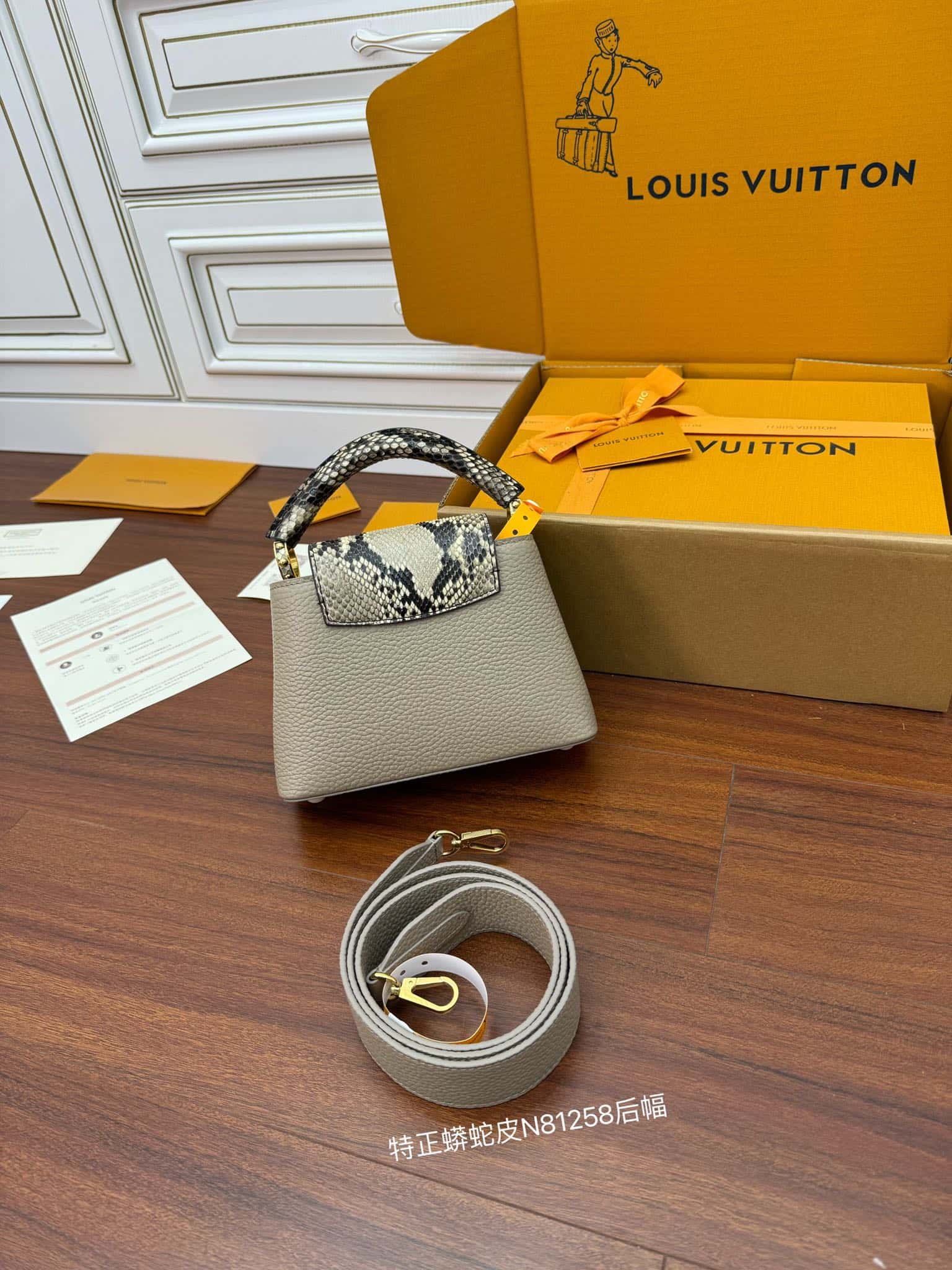 LV頂級高仿包 N81258蟒蛇皮特正版 CAPUCINES 迷妳手袋¥3,180.00-頂級1:1精品高仿包包香港台灣批發價格推薦微信哪裡買