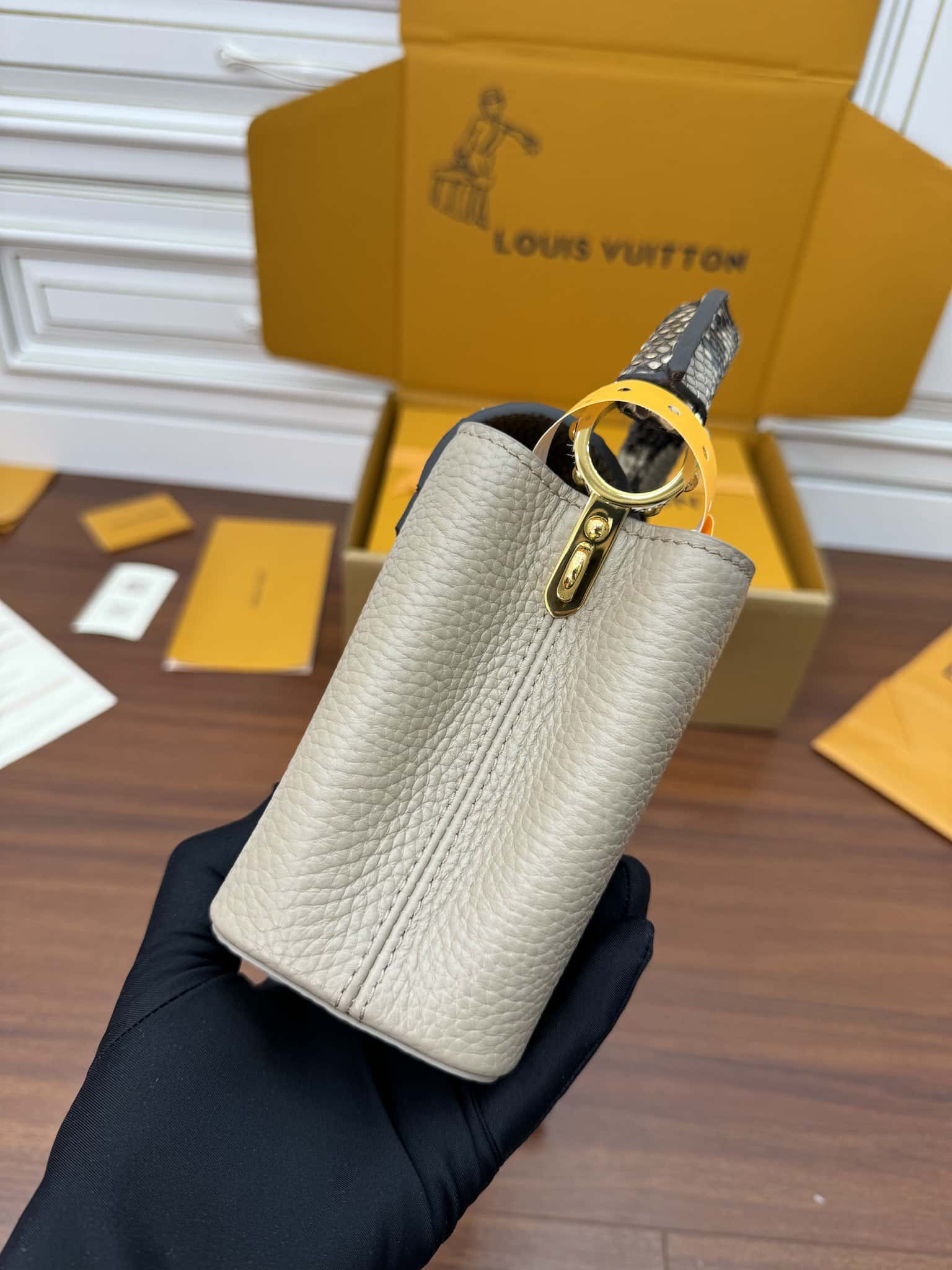 LV頂級高仿包 N81258蟒蛇皮特正版 CAPUCINES 迷妳手袋¥3,180.00-頂級1:1精品高仿包包香港台灣批發價格推薦微信哪裡買