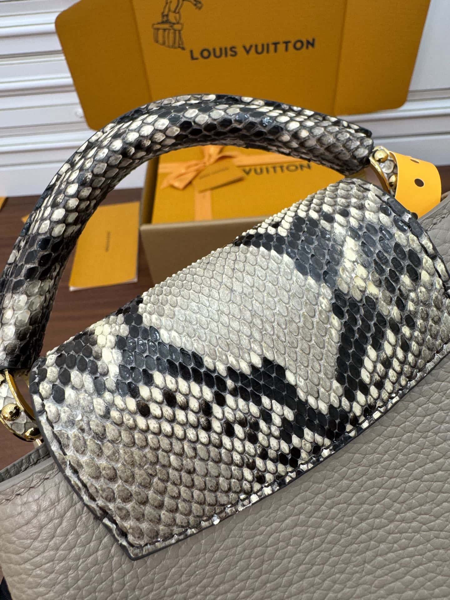 LV頂級高仿包 N81258蟒蛇皮特正版 CAPUCINES 迷妳手袋¥3,180.00-頂級1:1精品高仿包包香港台灣批發價格推薦微信哪裡買