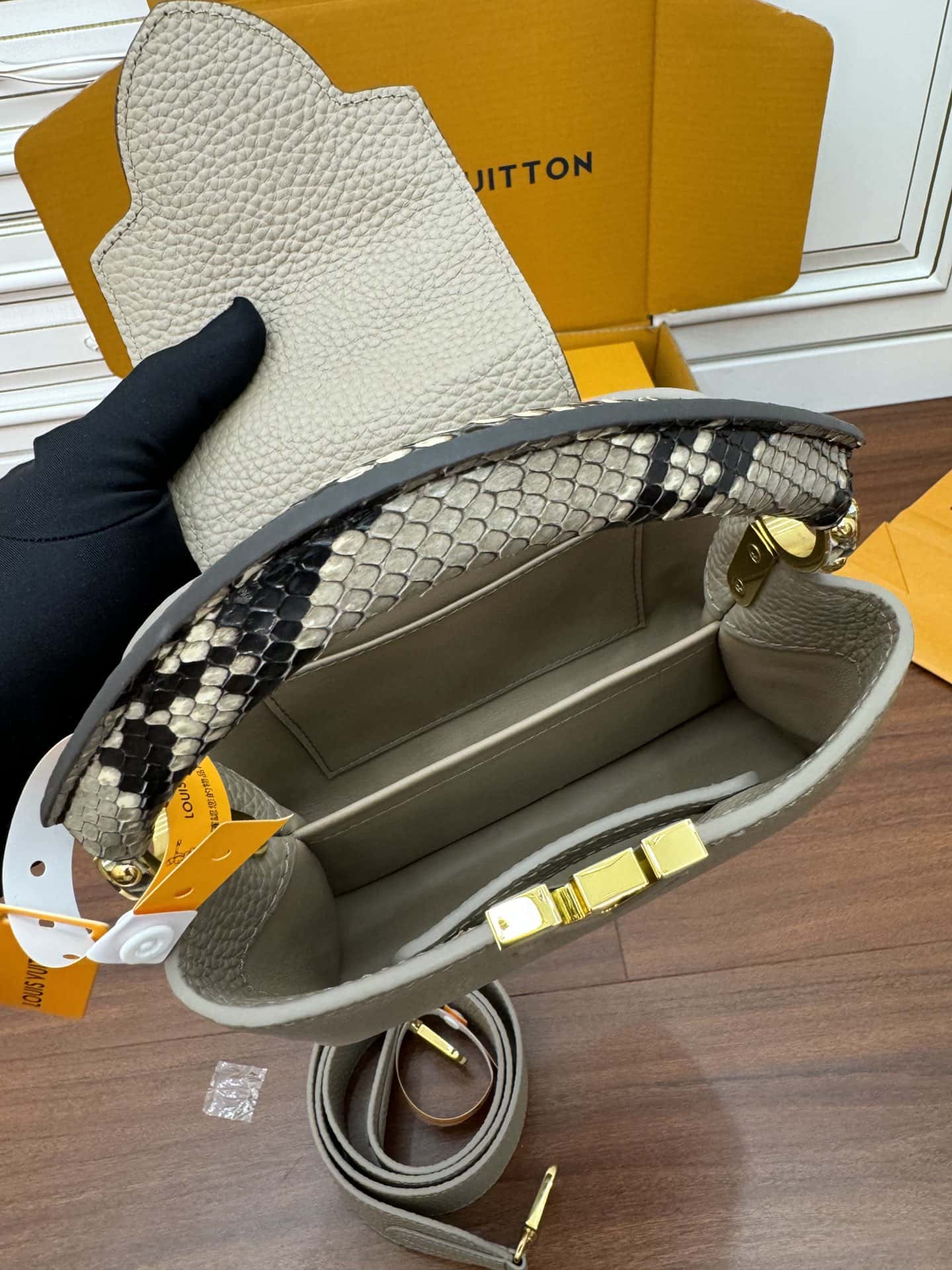 LV頂級高仿包 N81258蟒蛇皮特正版 CAPUCINES 迷妳手袋¥3,180.00-頂級1:1精品高仿包包香港台灣批發價格推薦微信哪裡買