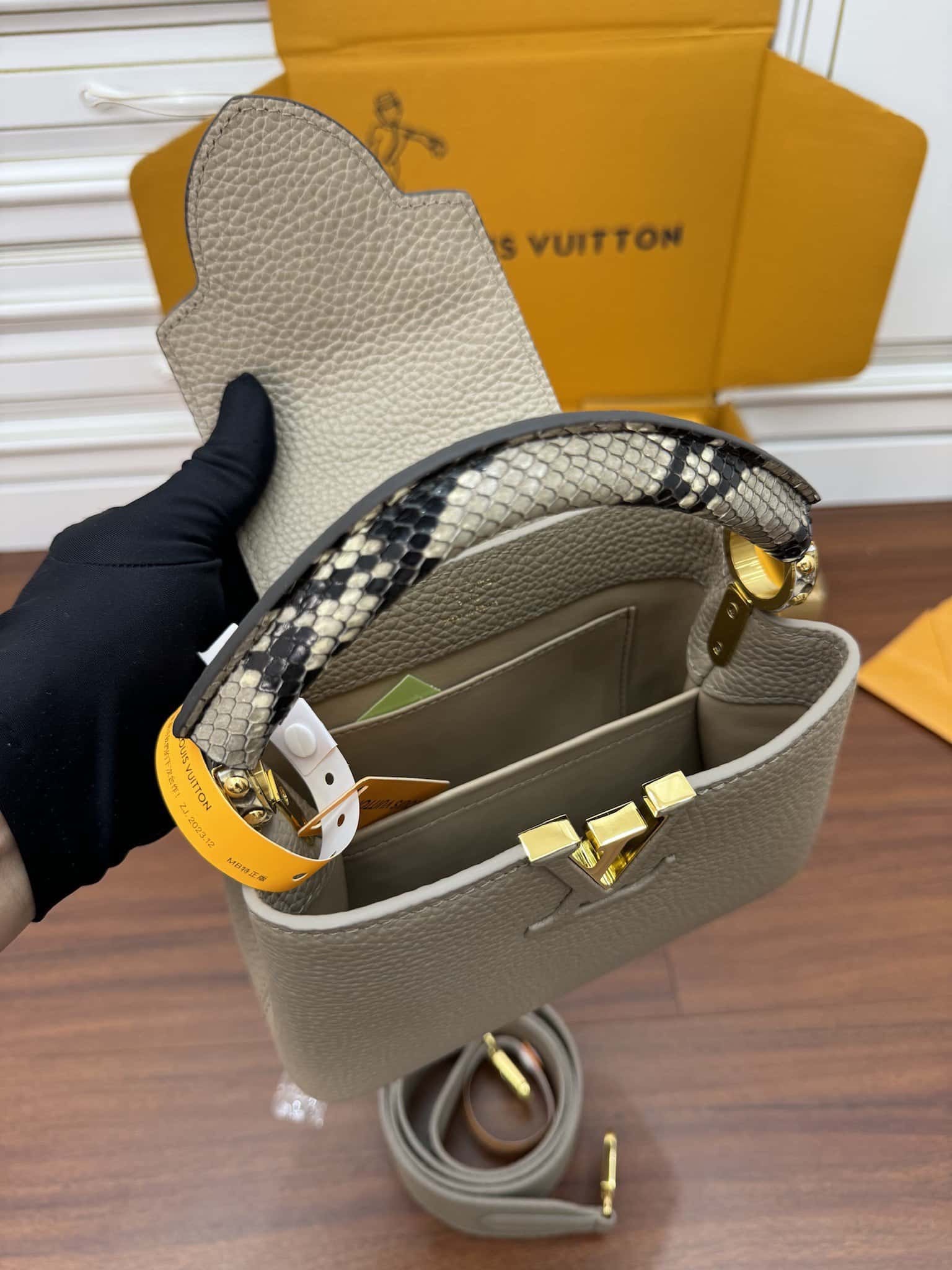 LV頂級高仿包 N81258蟒蛇皮特正版 CAPUCINES 迷妳手袋¥3,180.00-頂級1:1精品高仿包包香港台灣批發價格推薦微信哪裡買