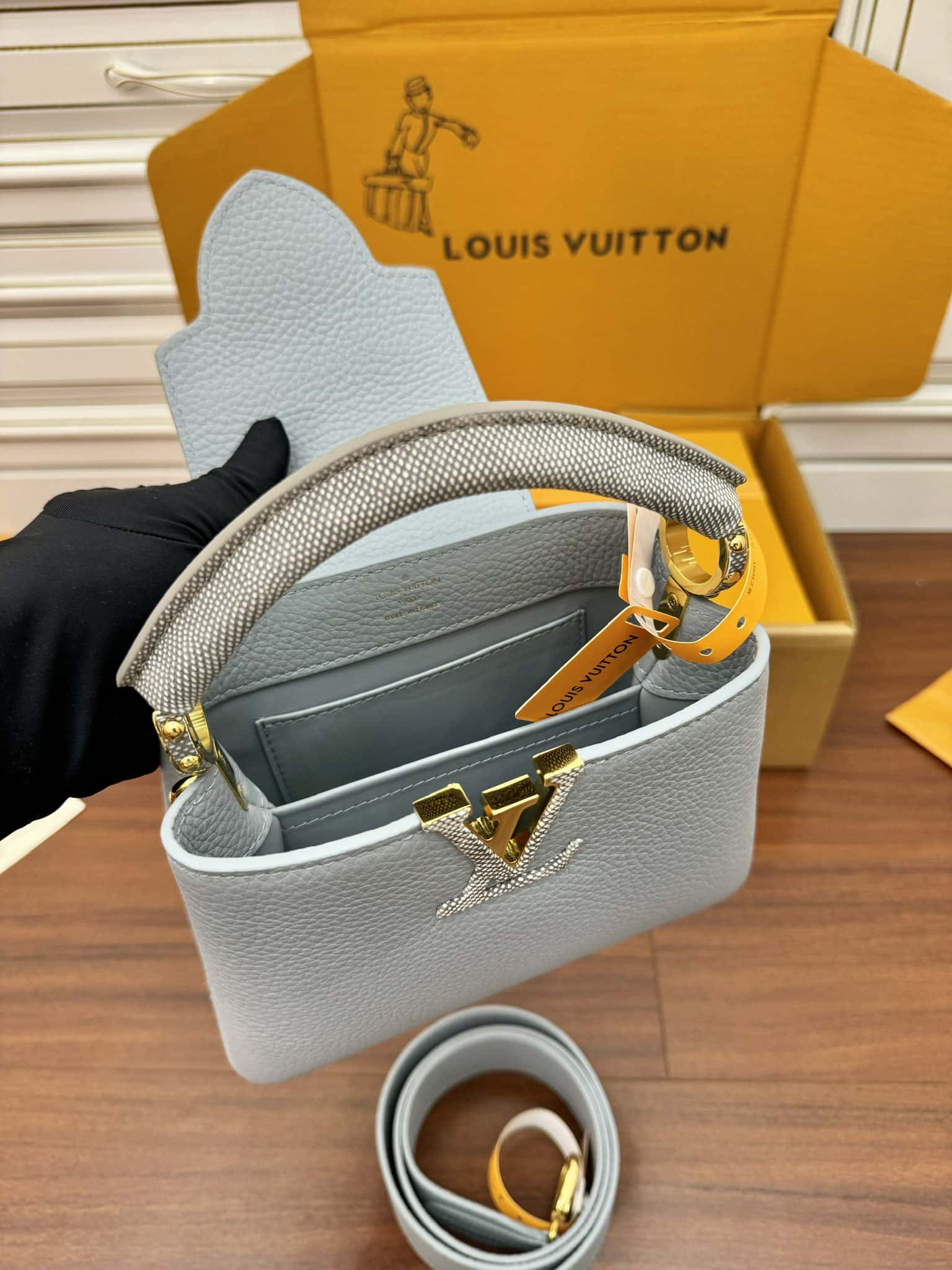 LV 正品級高仿包M22876蜥蜴皮特正版 Capucines Mini¥3,180.00-頂級1:1精品高仿包包香港台灣批發價格推薦微信哪裡買