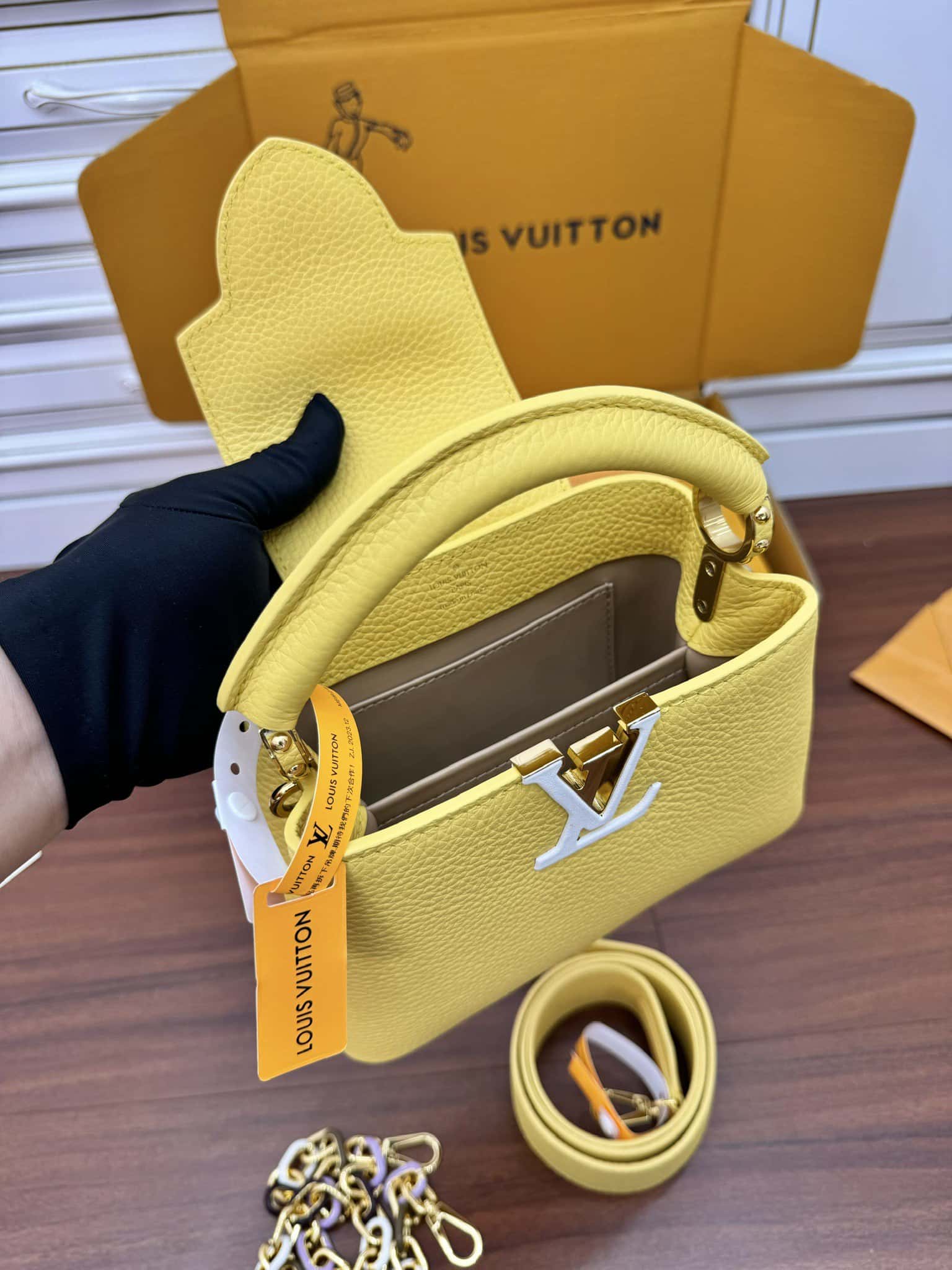 LV M21798特正版高仿包包 Capucines Mini Bag¥3,180.00-頂級1:1精品高仿包包香港台灣批發價格推薦微信哪裡買