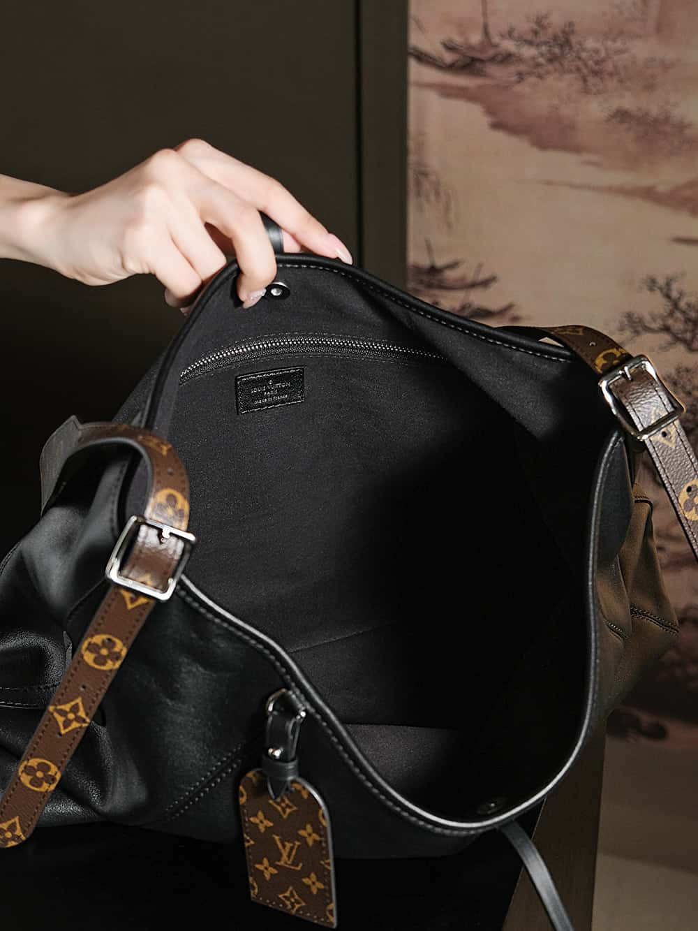 LV原單包包 M25143 CarryAll MM爆款𝐶𝑎𝑟𝑟𝑦𝑎𝑙𝑙 𝐷𝑎𝑟𝑘黑武士¥3,160.00-頂級1:1精品高仿包包香港台灣批發價格推薦微信哪裡買