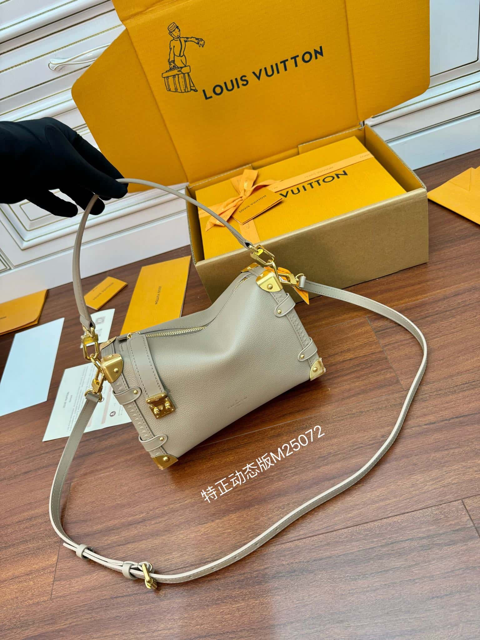 LV高仿原單包包 M25072 Side Trunk MM正品代工廠意大利A級皮料¥3,100.00-頂級1:1精品高仿包包香港台灣批發價格推薦微信哪裡買