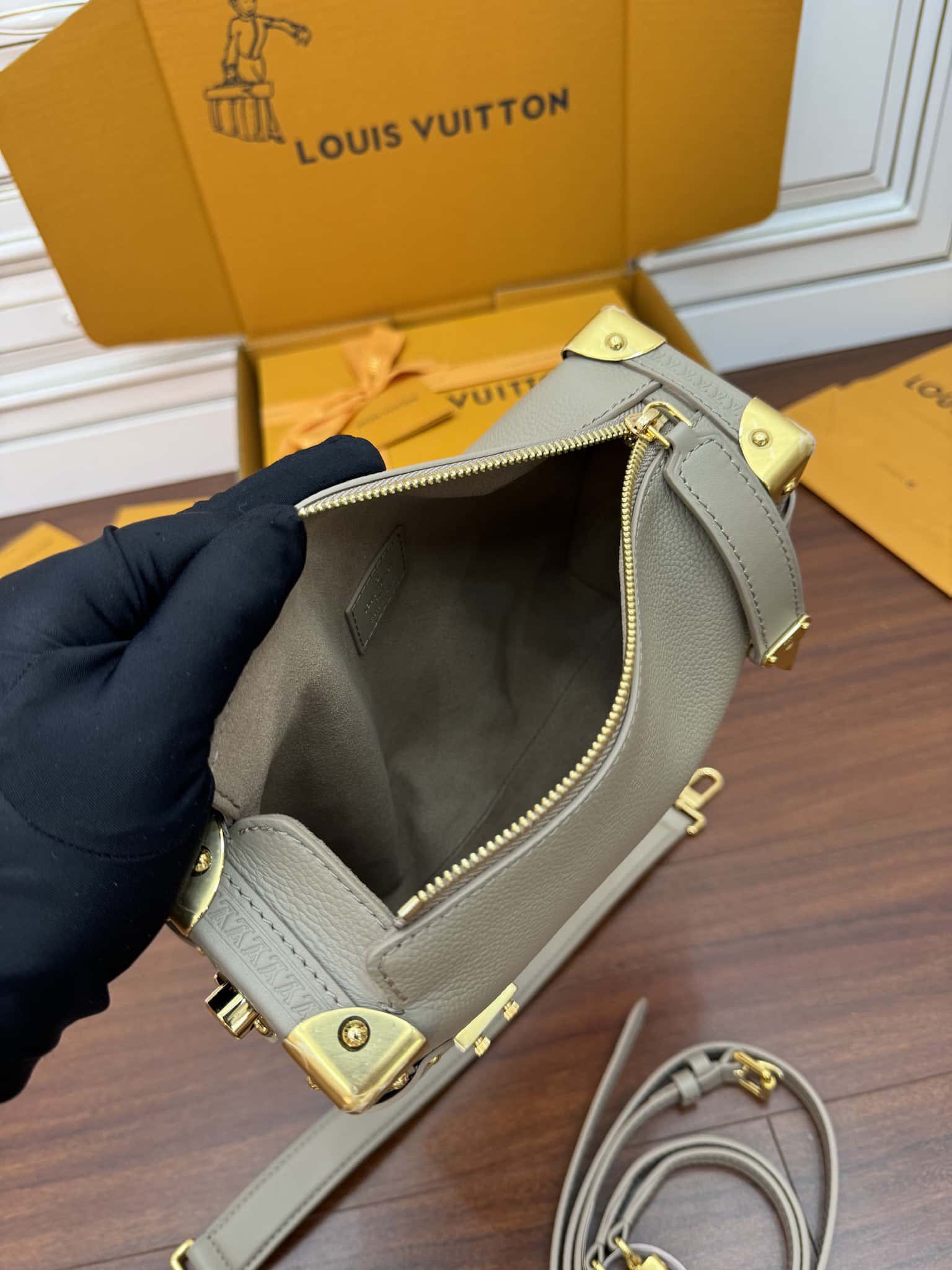 LV高仿原單包包 M25072 Side Trunk MM正品代工廠意大利A級皮料¥3,100.00-頂級1:1精品高仿包包香港台灣批發價格推薦微信哪裡買