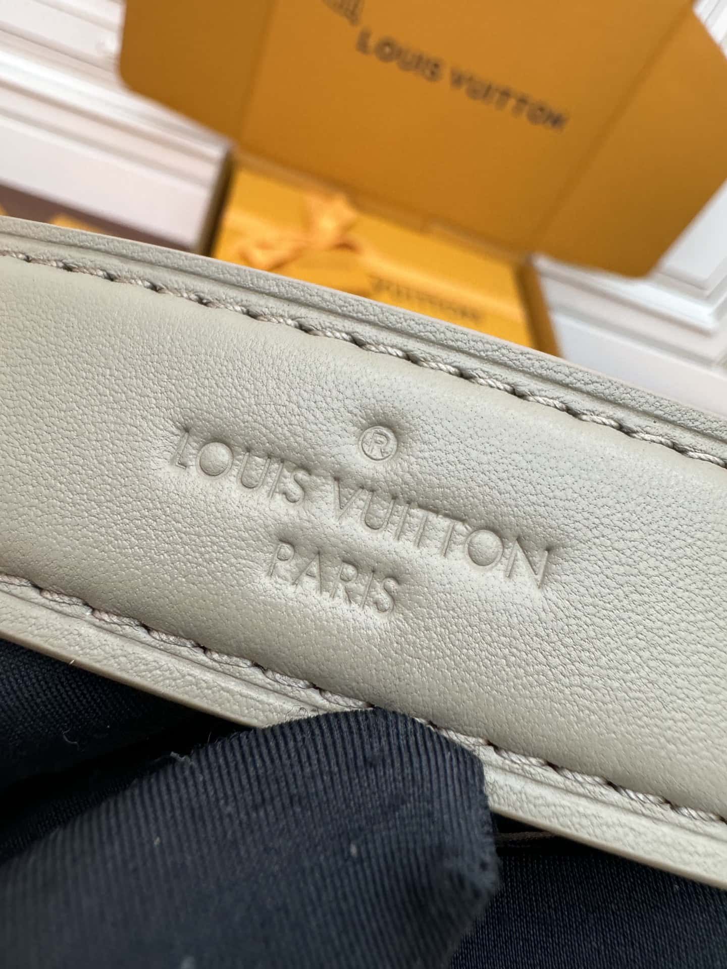 LV高仿原單包包 M25072 Side Trunk MM正品代工廠意大利A級皮料¥3,100.00-頂級1:1精品高仿包包香港台灣批發價格推薦微信哪裡買