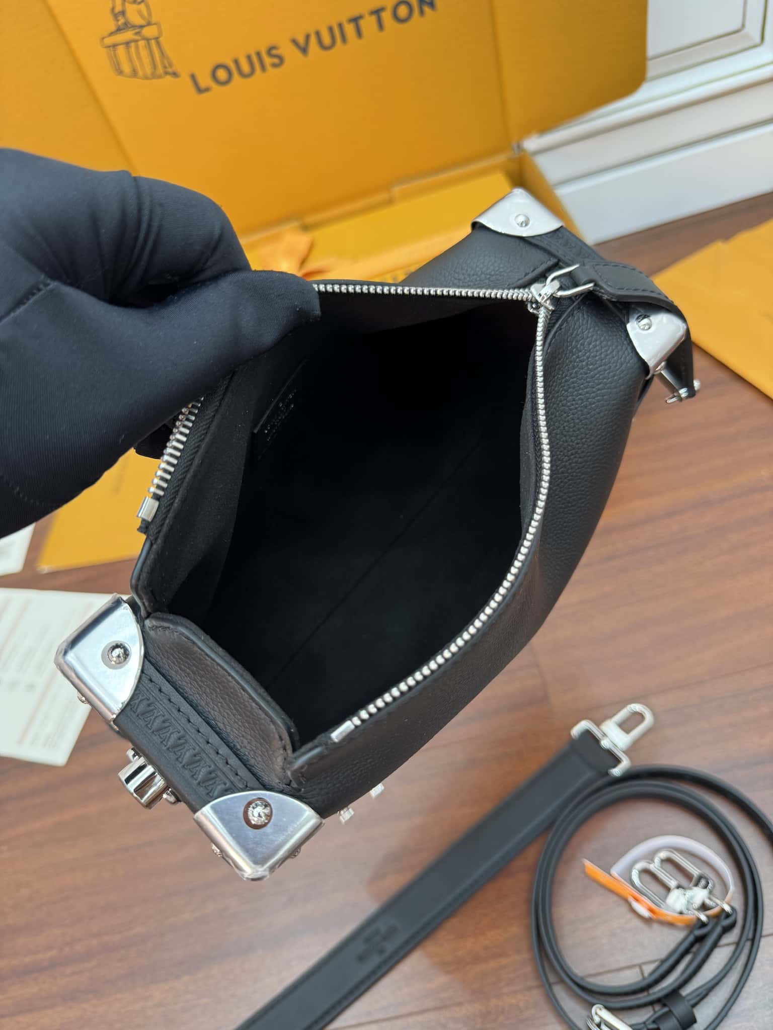 LV頂級原單包 M25160 Side Trunk MM品質提升．專櫃同步¥3,180.00-頂級1:1精品高仿包包香港台灣批發價格推薦微信哪裡買