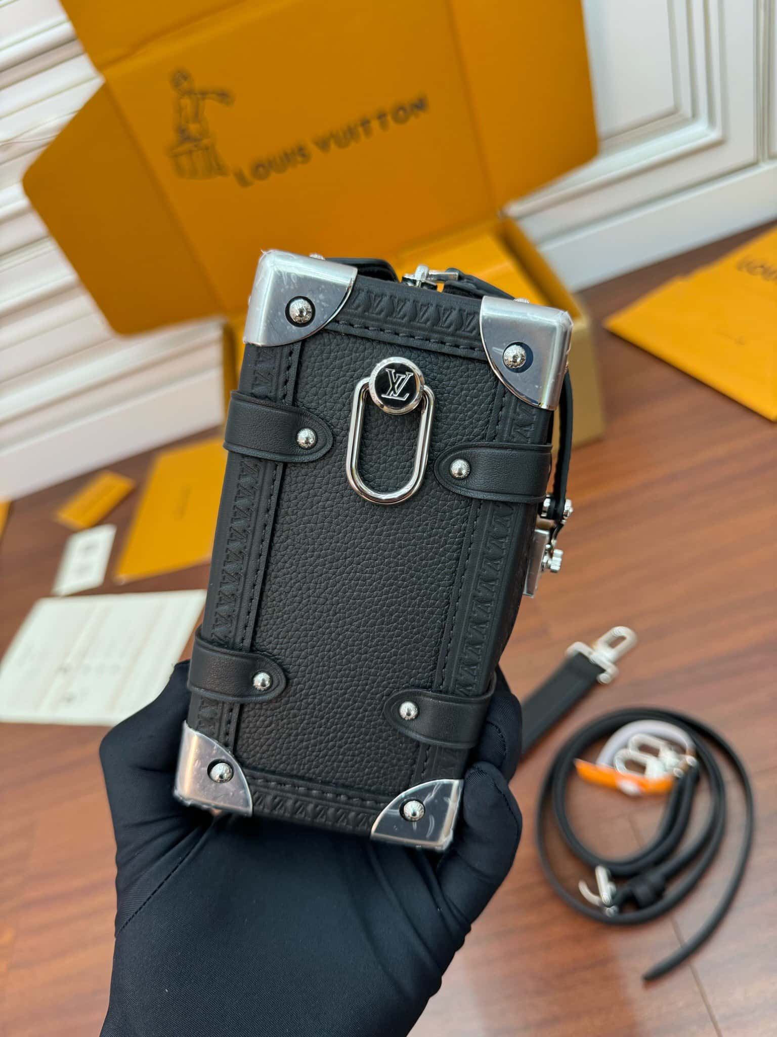 LV頂級原單包 M25160 Side Trunk MM品質提升．專櫃同步¥3,180.00-頂級1:1精品高仿包包香港台灣批發價格推薦微信哪裡買