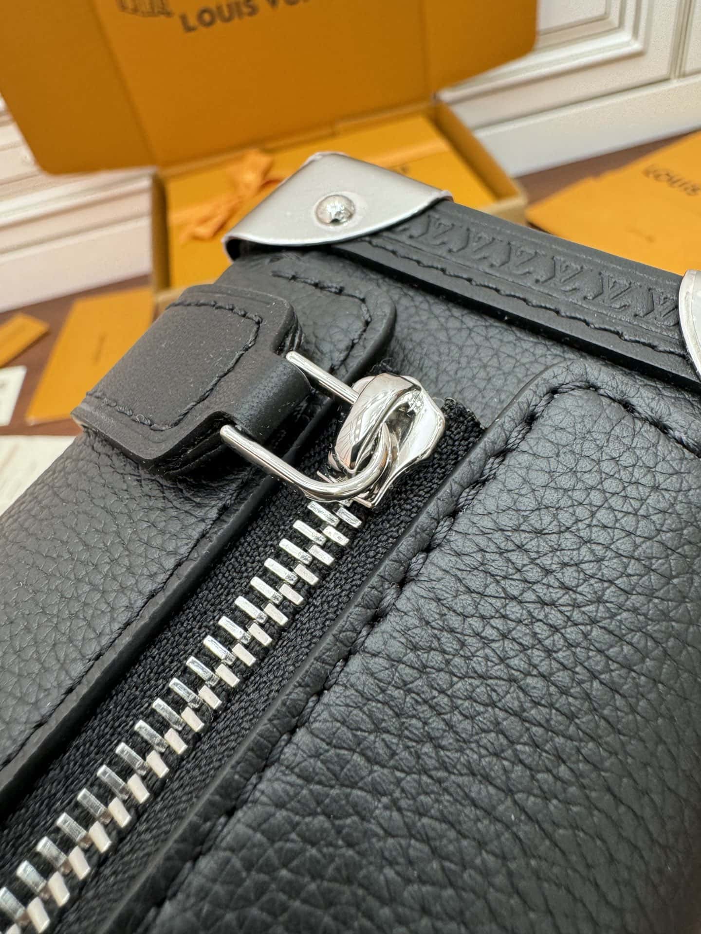 LV頂級原單包 M25160 Side Trunk MM品質提升．專櫃同步¥3,180.00-頂級1:1精品高仿包包香港台灣批發價格推薦微信哪裡買