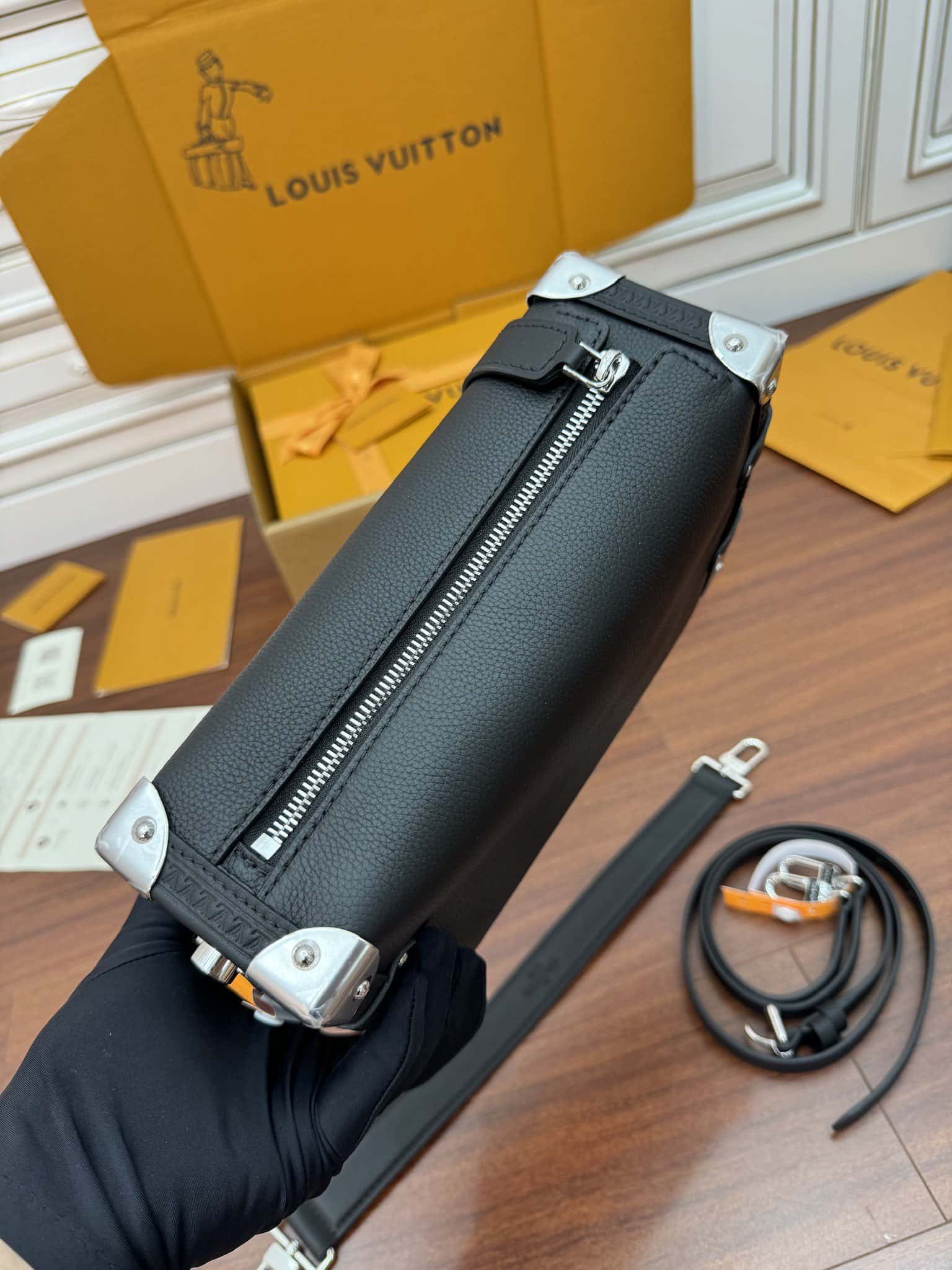 LV頂級原單包 M25160 Side Trunk MM品質提升．專櫃同步¥3,180.00-頂級1:1精品高仿包包香港台灣批發價格推薦微信哪裡買