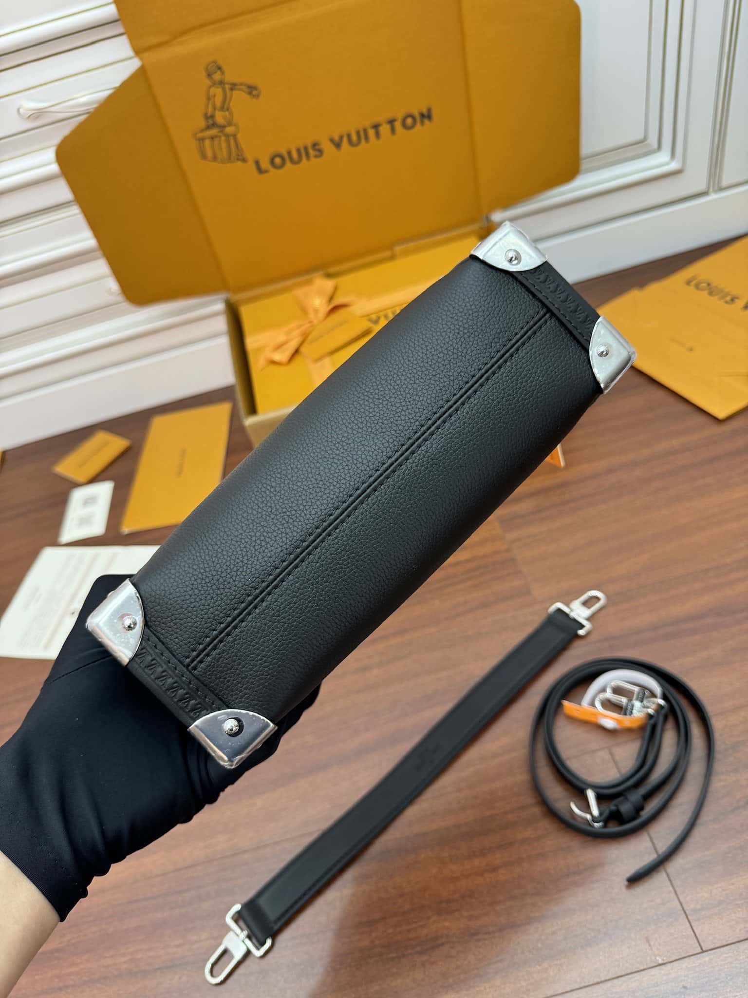 LV頂級原單包 M25160 Side Trunk MM品質提升．專櫃同步¥3,180.00-頂級1:1精品高仿包包香港台灣批發價格推薦微信哪裡買