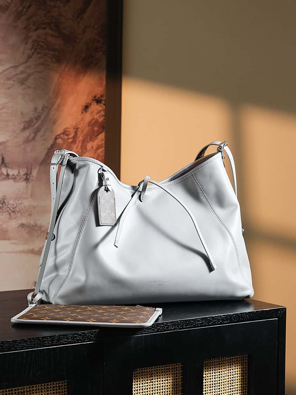 LV高仿包包 M12583 CarryAll Dark MM羊皮面料搭配著老花肩帶點綴¥3,080.00-頂級1:1精品高仿包包香港台灣批發價格推薦微信哪裡買