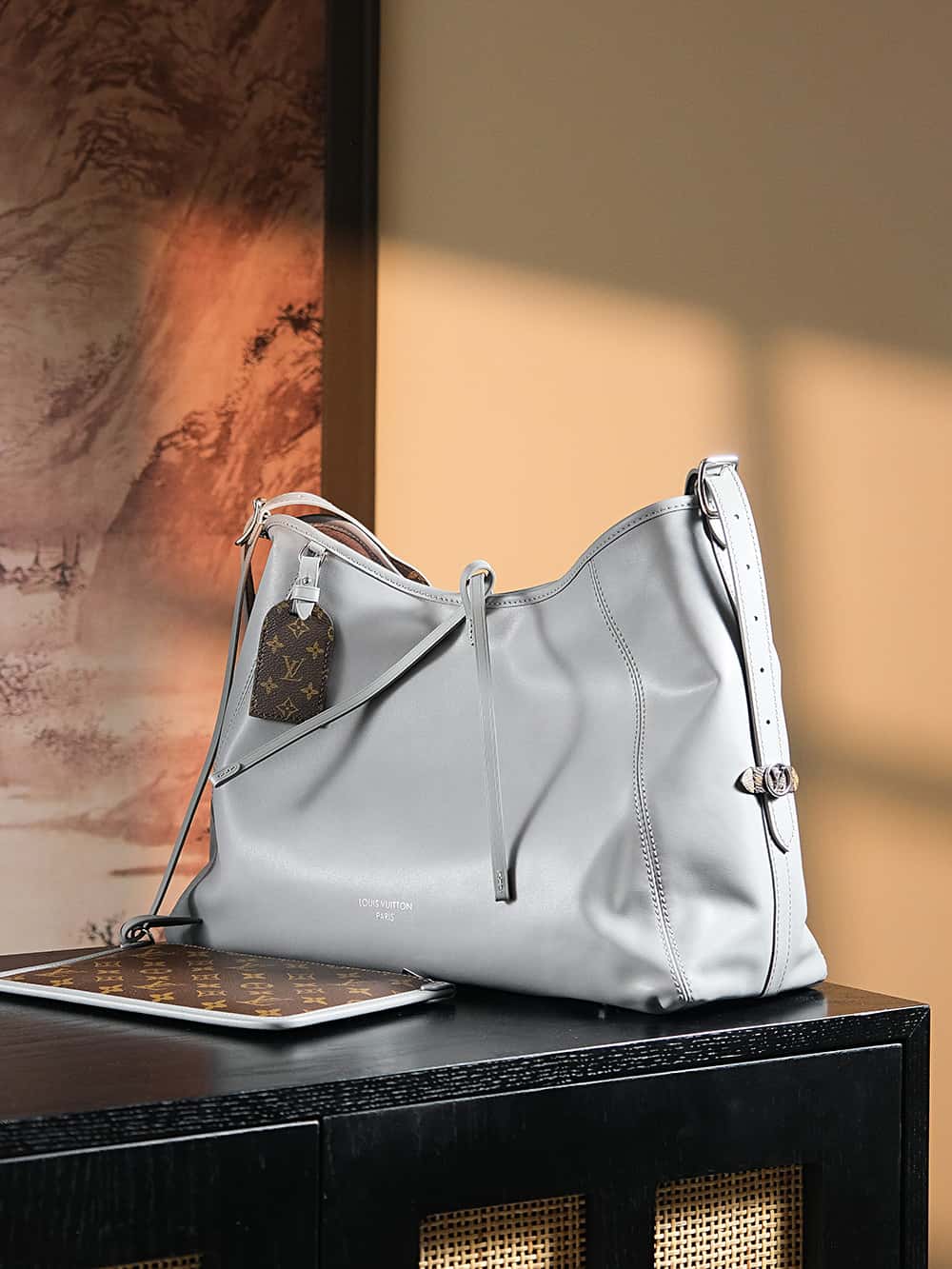 LV高仿包包 M12583 CarryAll Dark MM羊皮面料搭配著老花肩帶點綴¥3,080.00-頂級1:1精品高仿包包香港台灣批發價格推薦微信哪裡買