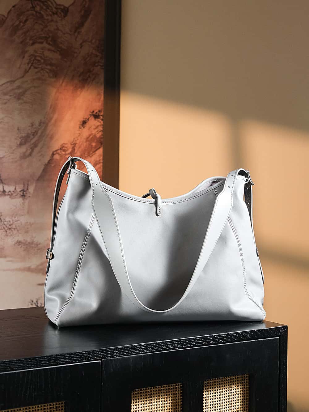 LV高仿包包 M12583 CarryAll Dark MM羊皮面料搭配著老花肩帶點綴¥3,080.00-頂級1:1精品高仿包包香港台灣批發價格推薦微信哪裡買