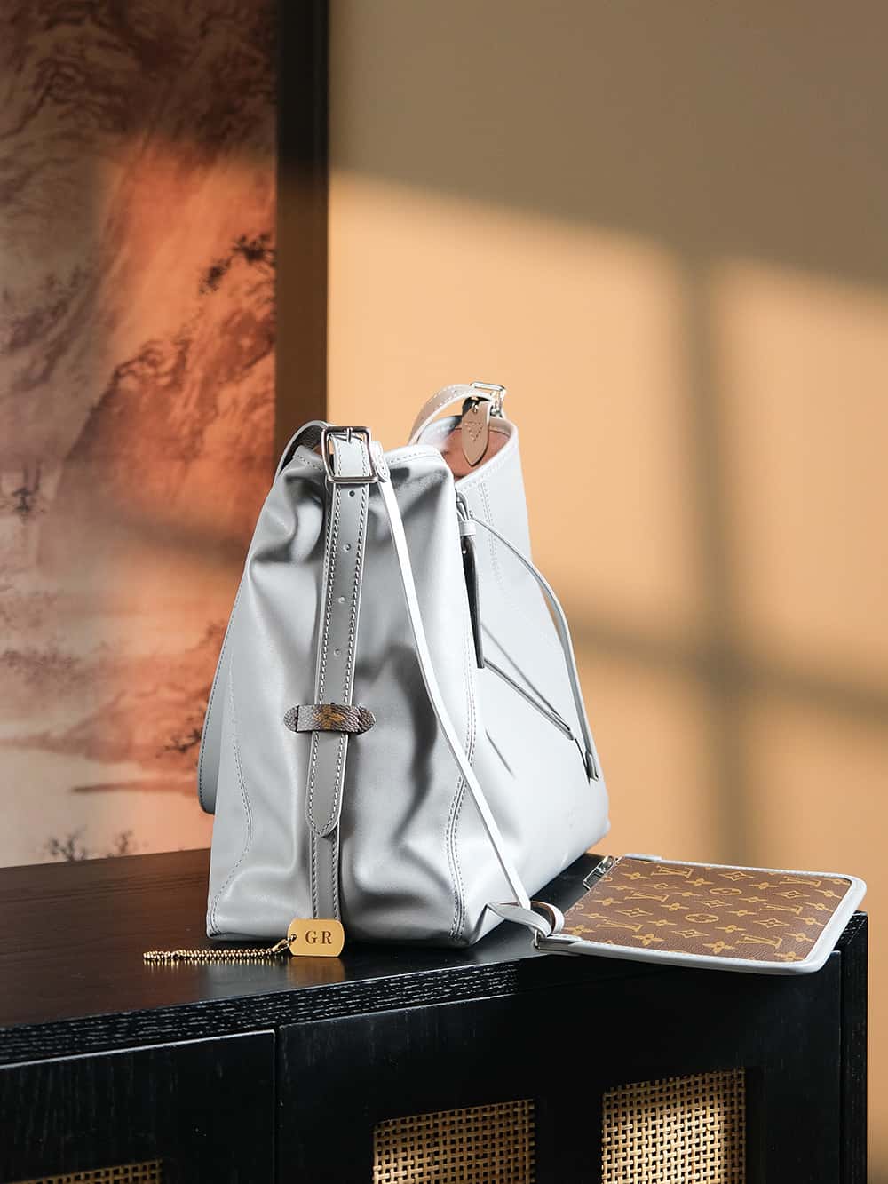 LV高仿包包 M12583 CarryAll Dark MM羊皮面料搭配著老花肩帶點綴¥3,080.00-頂級1:1精品高仿包包香港台灣批發價格推薦微信哪裡買
