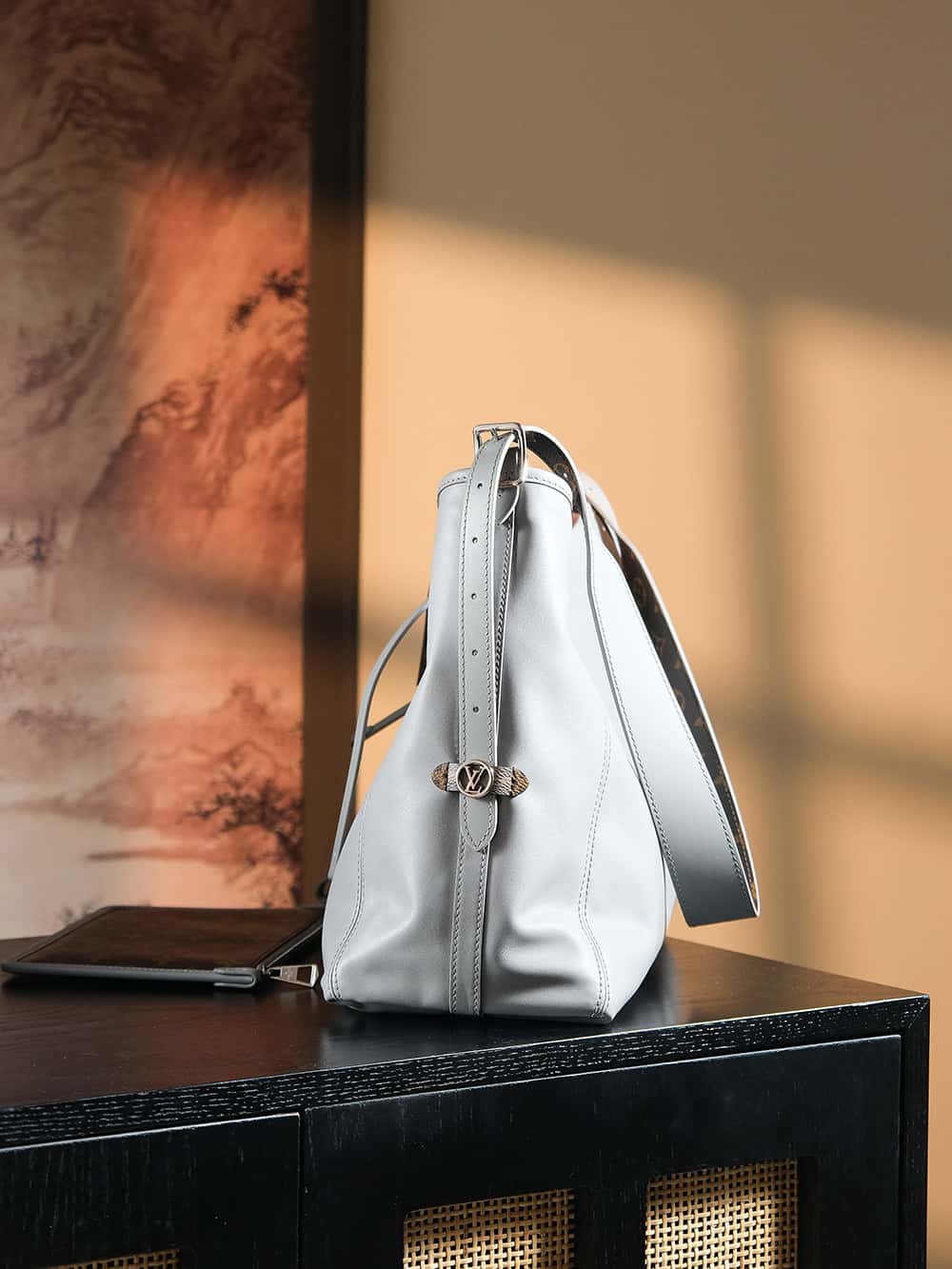 LV高仿包包 M12583 CarryAll Dark MM羊皮面料搭配著老花肩帶點綴¥3,080.00-頂級1:1精品高仿包包香港台灣批發價格推薦微信哪裡買