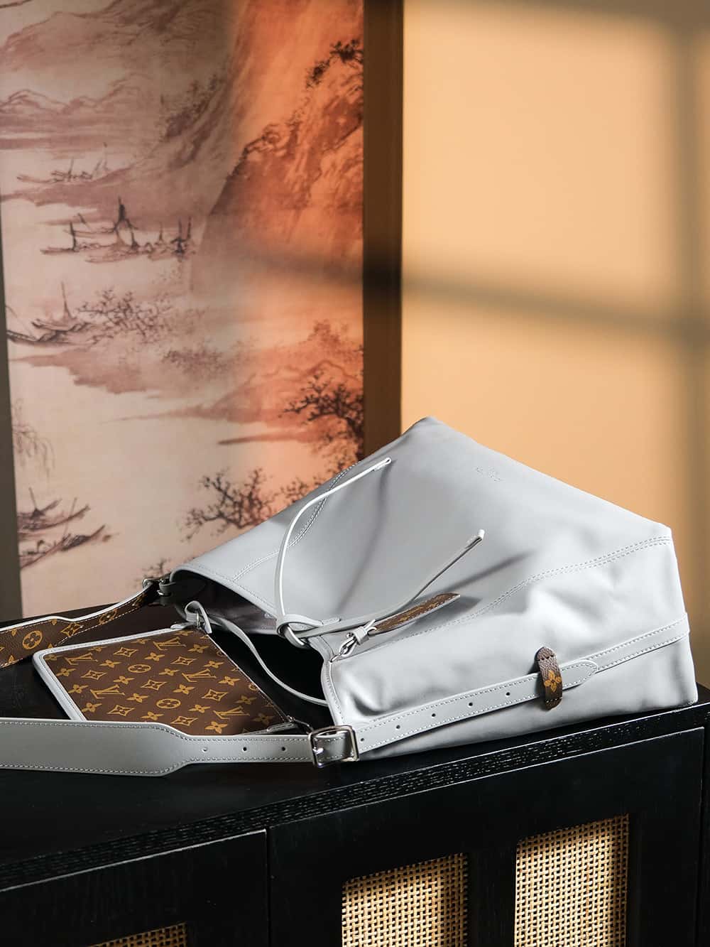 LV高仿包包 M12583 CarryAll Dark MM羊皮面料搭配著老花肩帶點綴¥3,080.00-頂級1:1精品高仿包包香港台灣批發價格推薦微信哪裡買