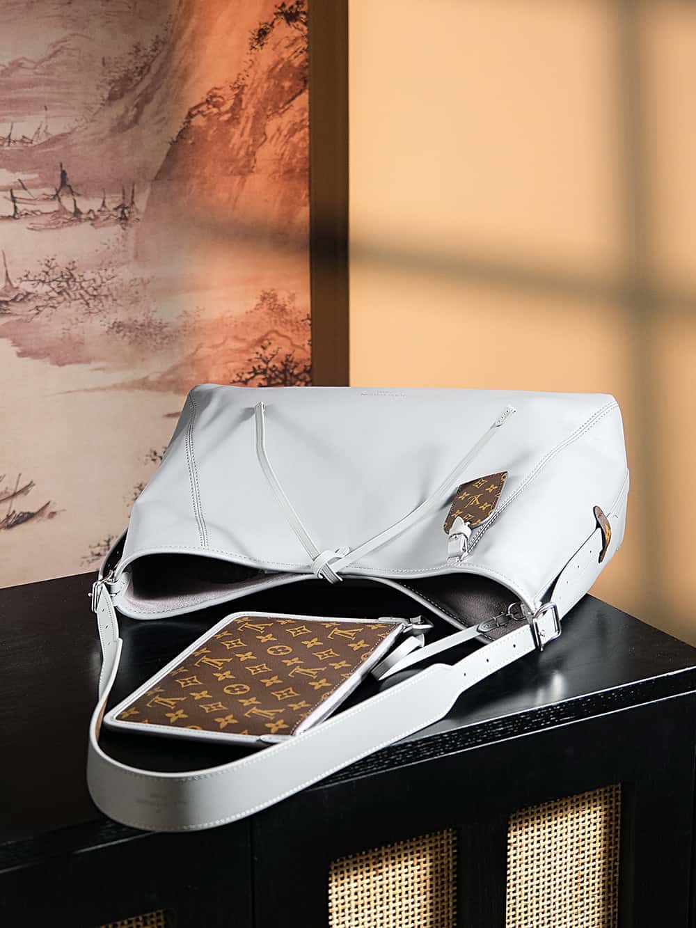 LV高仿包包 M12583 CarryAll Dark MM羊皮面料搭配著老花肩帶點綴¥3,080.00-頂級1:1精品高仿包包香港台灣批發價格推薦微信哪裡買