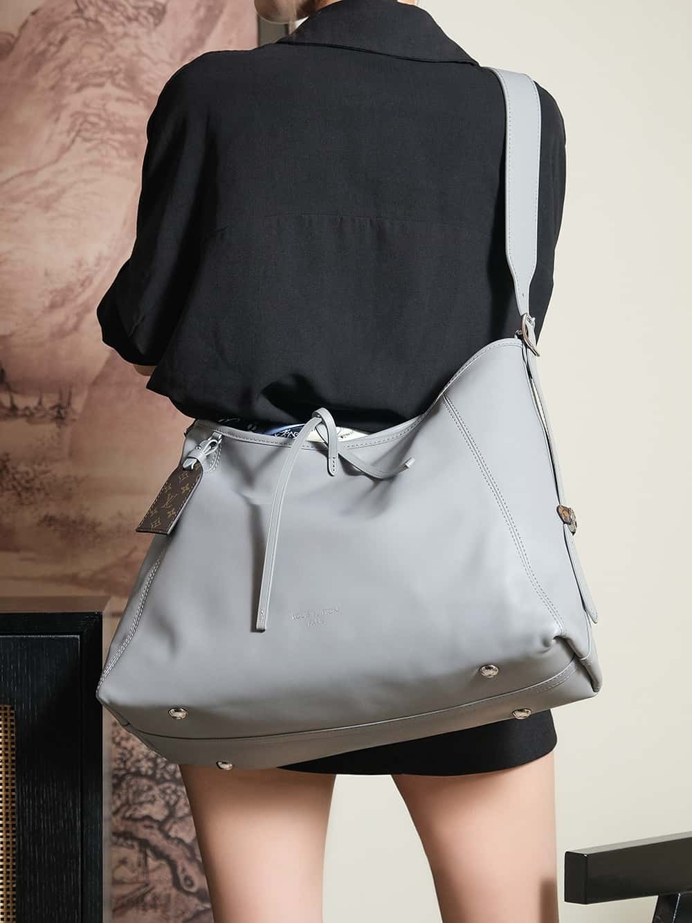 LV高仿包包 M12583 CarryAll Dark MM羊皮面料搭配著老花肩帶點綴¥3,080.00-頂級1:1精品高仿包包香港台灣批發價格推薦微信哪裡買