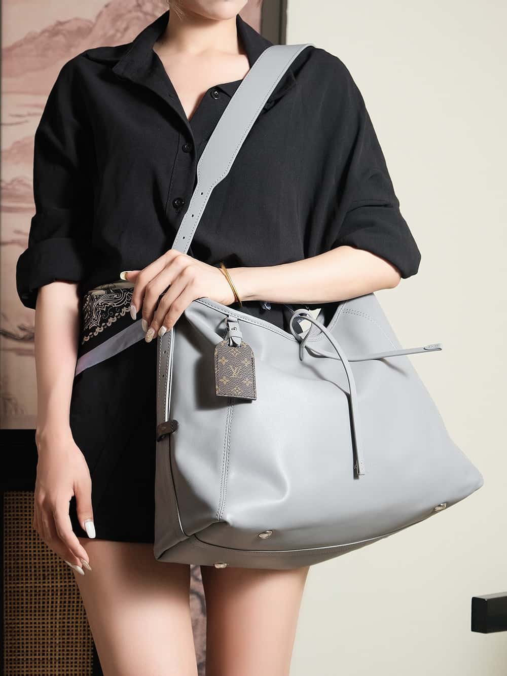 LV高仿包包 M12583 CarryAll Dark MM羊皮面料搭配著老花肩帶點綴¥3,080.00-頂級1:1精品高仿包包香港台灣批發價格推薦微信哪裡買
